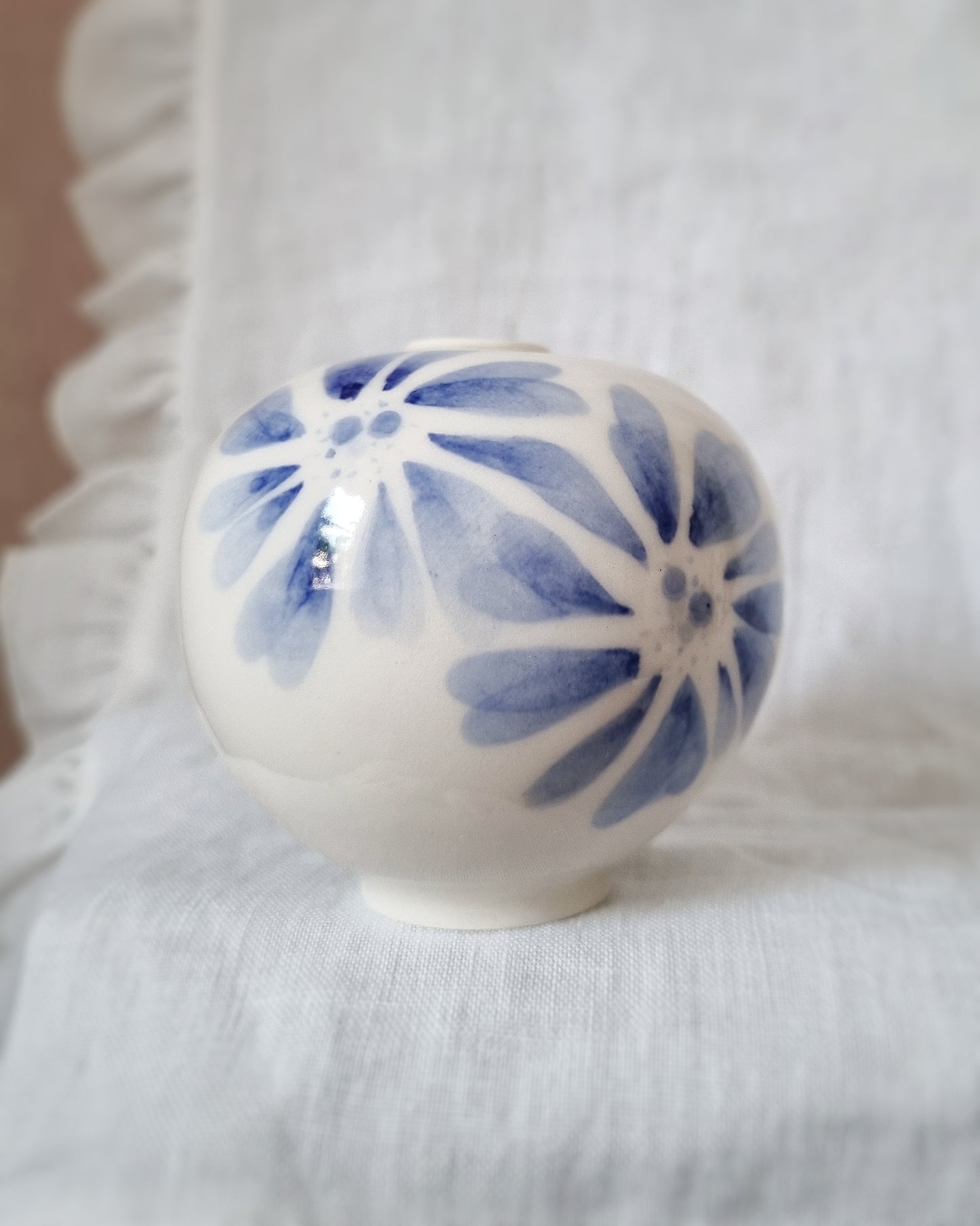 Mini vase en porcelaine avec fleurs bleues — A