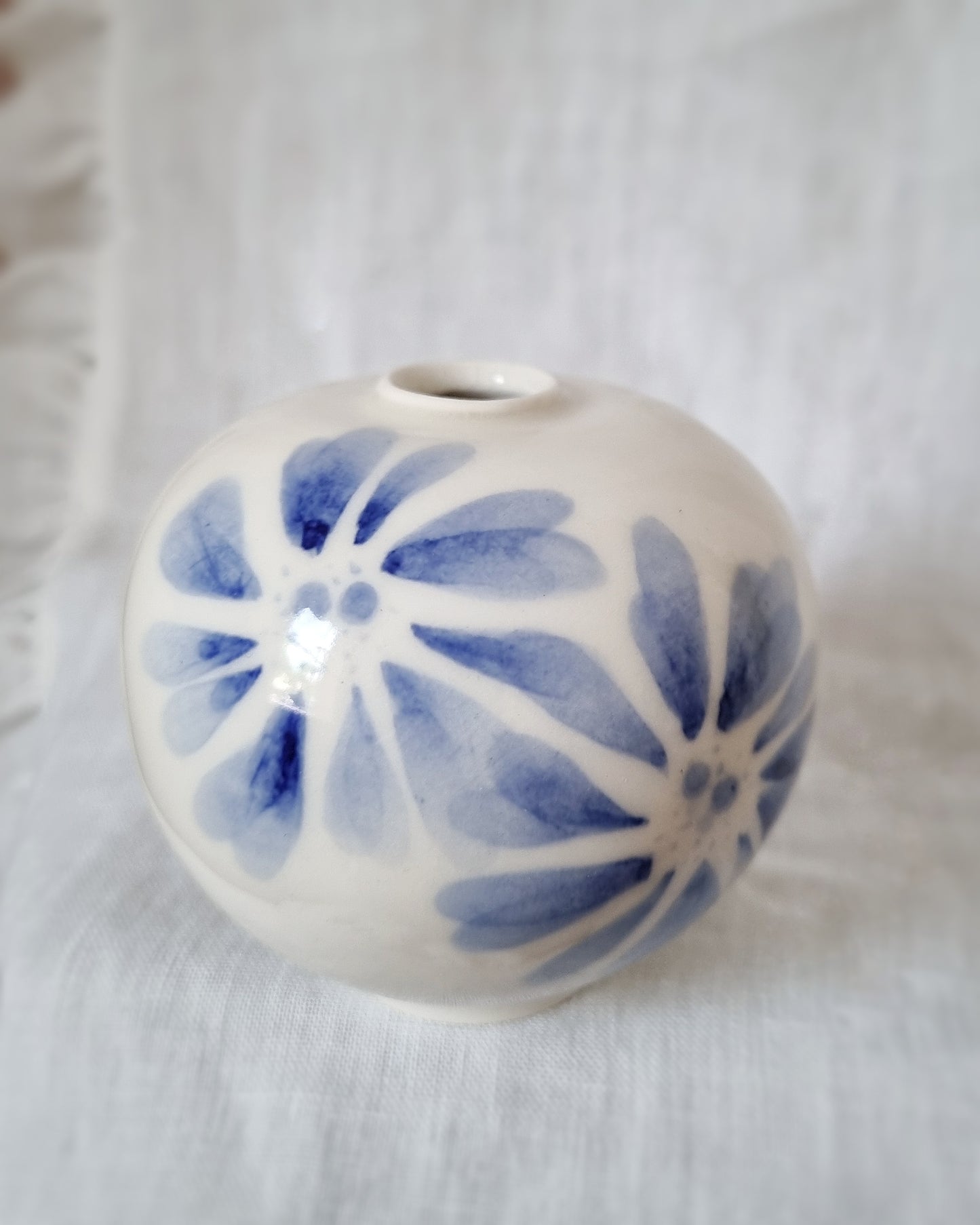Mini vase en porcelaine avec fleurs bleues — A