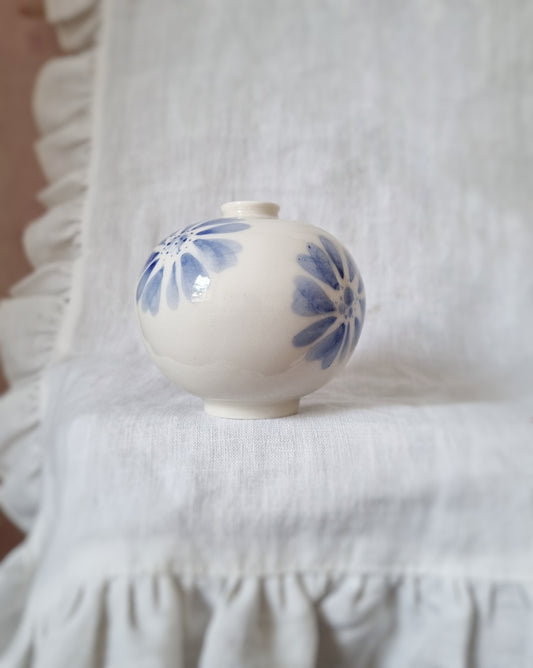 Mini vase en porcelaine avec fleurs bleues — B