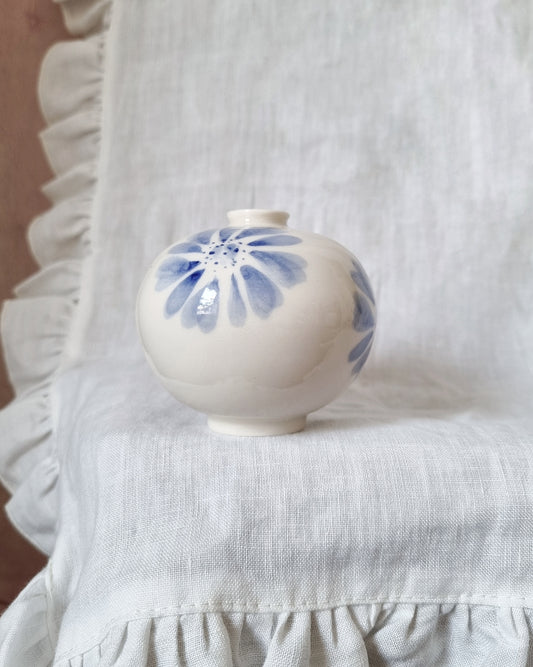 Mini vase en porcelaine avec fleurs bleues — B