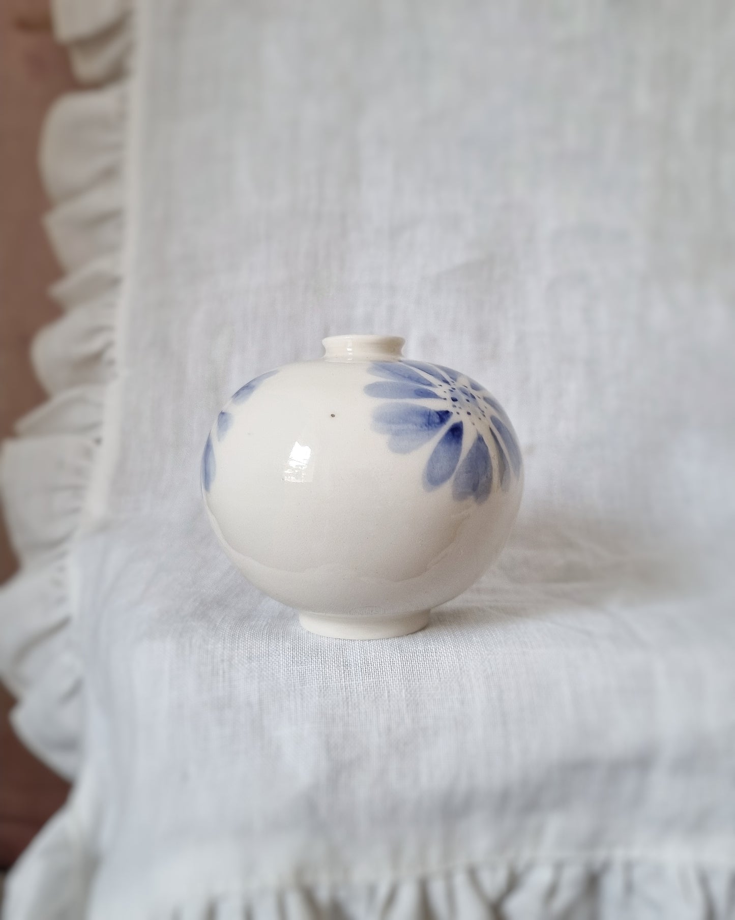 Mini vase en porcelaine avec fleurs bleues — B