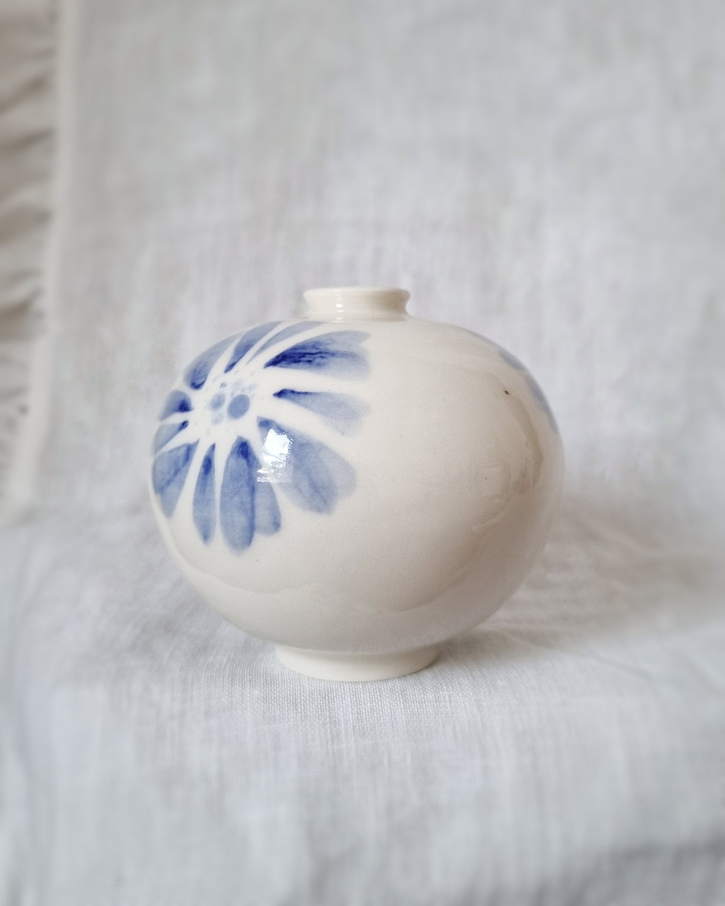 Mini vase en porcelaine avec fleurs bleues — B