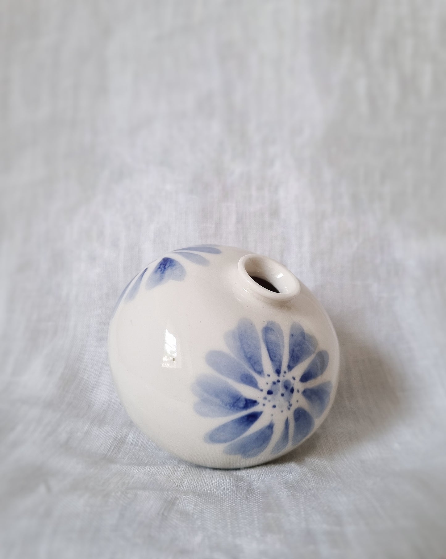 Mini vase en porcelaine avec fleurs bleues — B