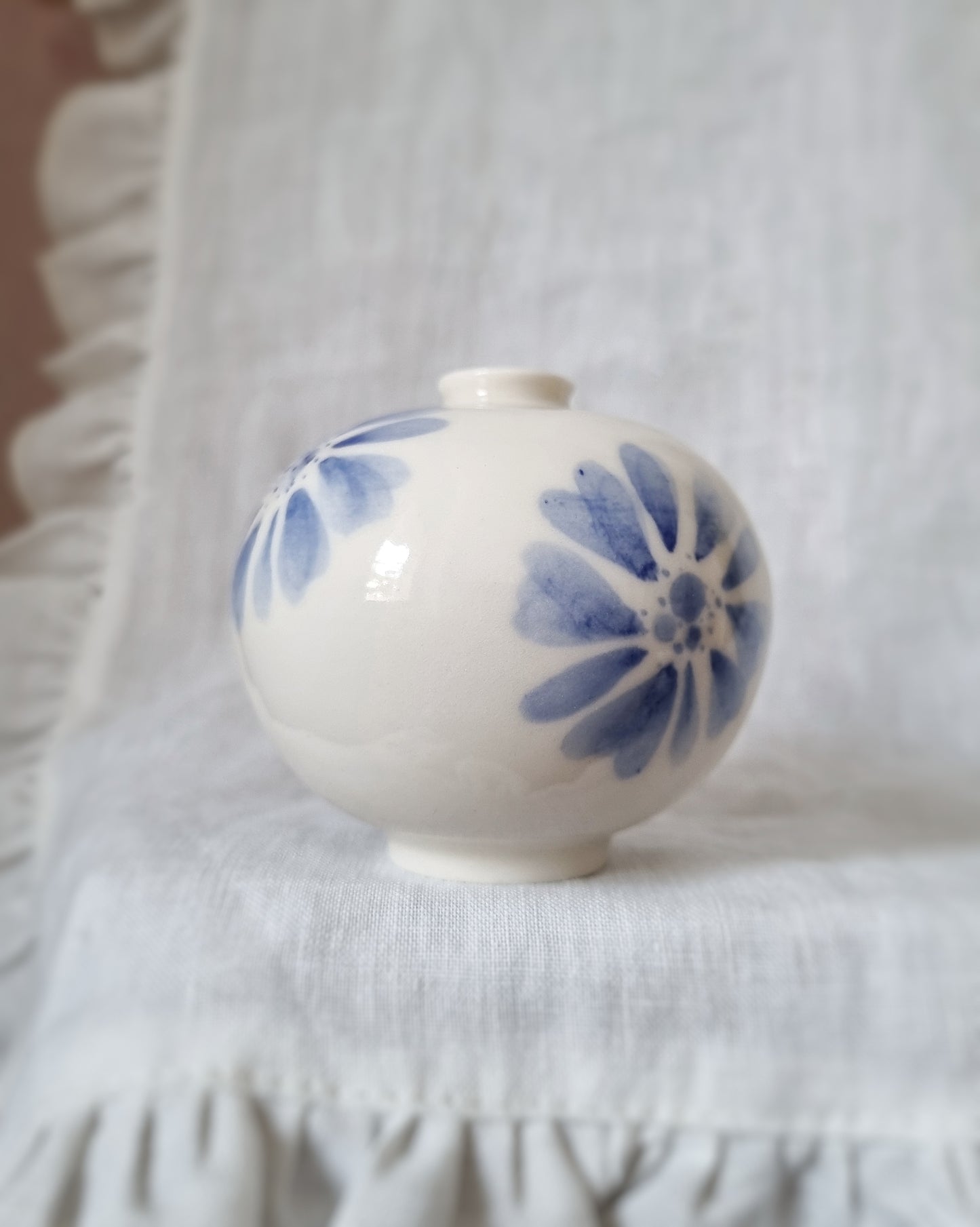 Mini vase en porcelaine avec fleurs bleues — B