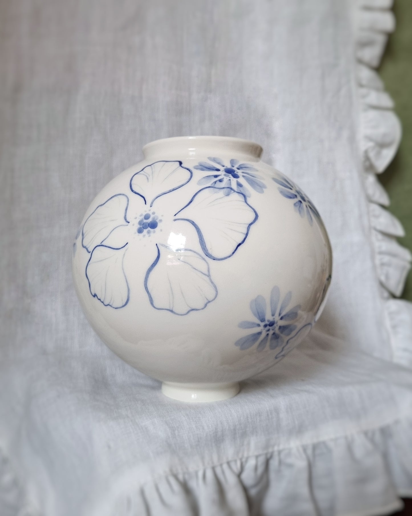 Grand vase en porcelaine avec fleurs bleues