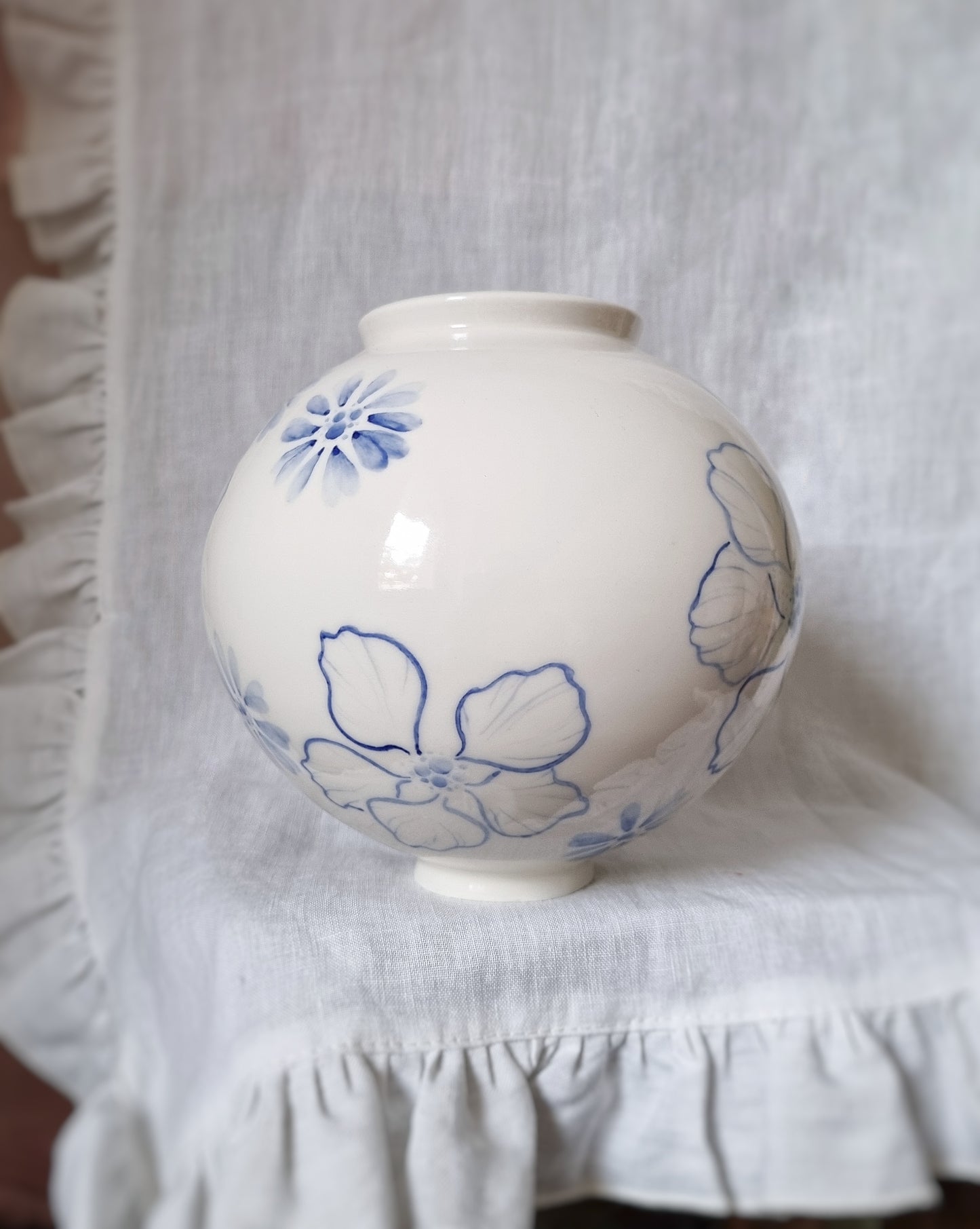 Grand vase en porcelaine avec fleurs bleues