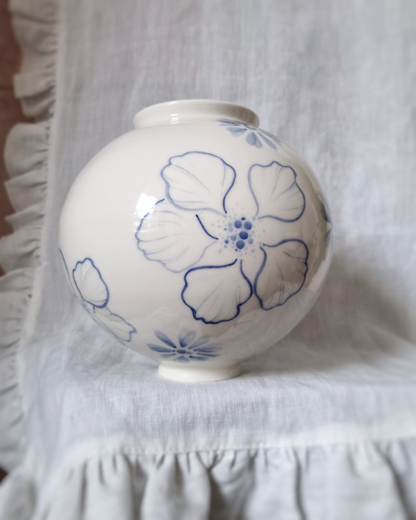 Grand vase en porcelaine avec fleurs bleues