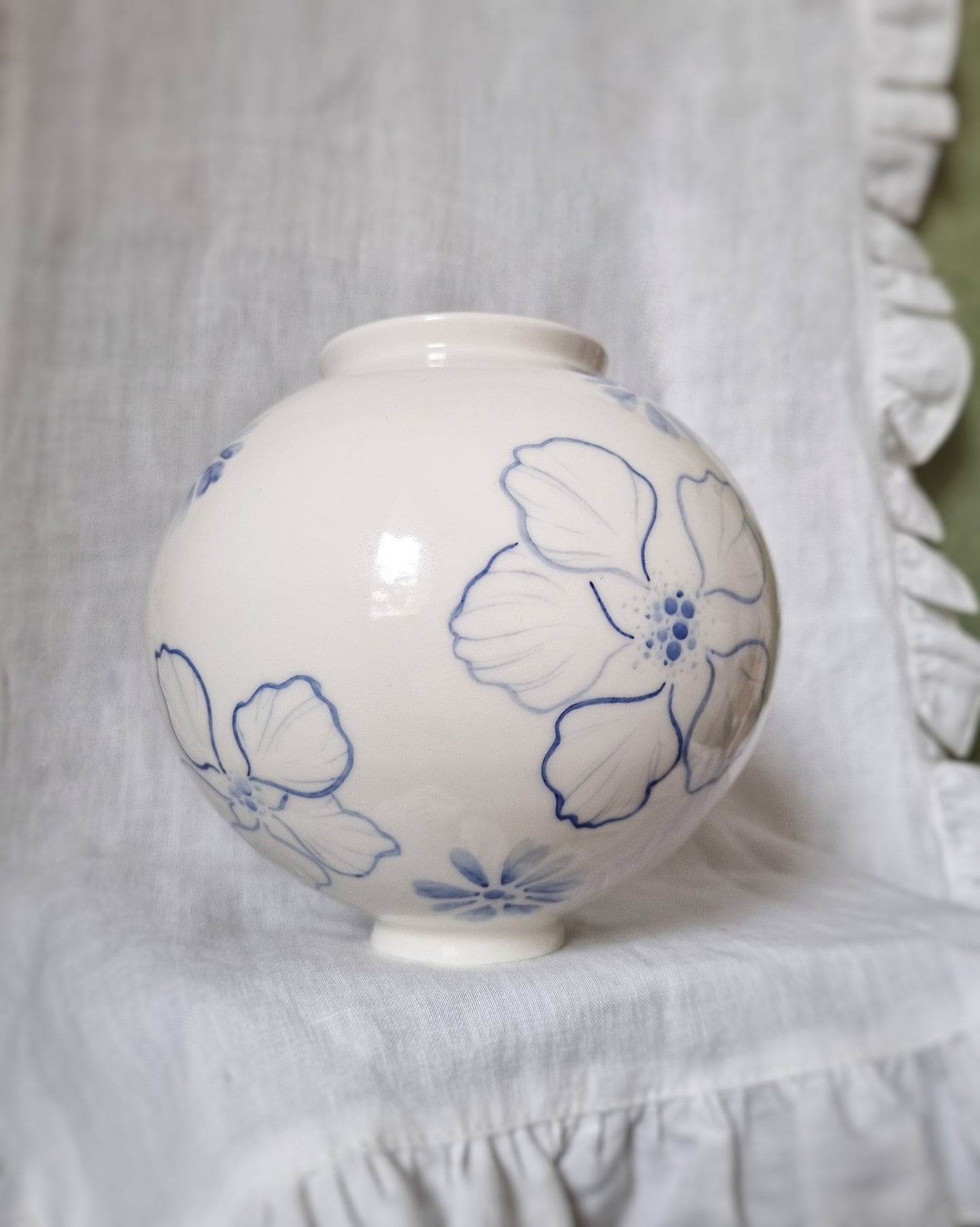 Grand vase en porcelaine avec fleurs bleues