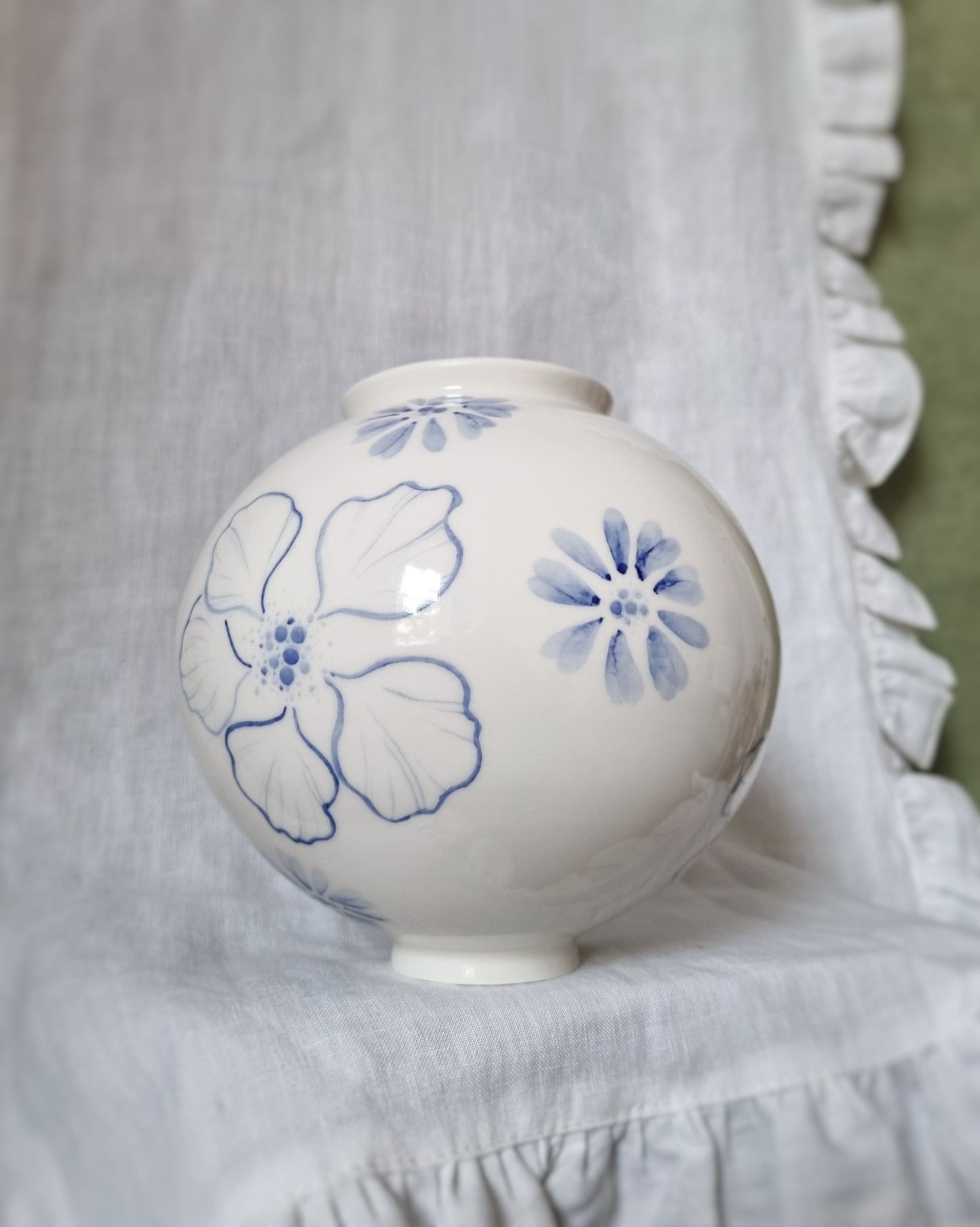 Grand vase en porcelaine avec fleurs bleues