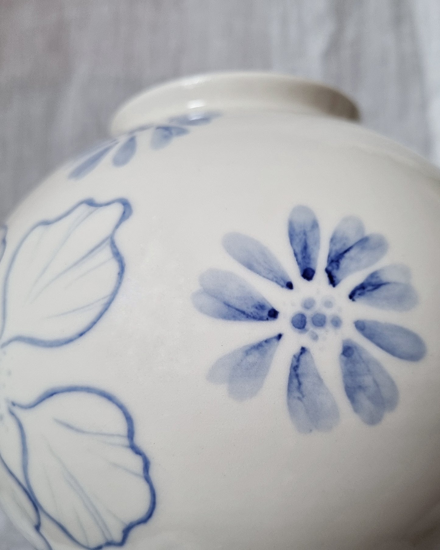 Grand vase en porcelaine avec fleurs bleues