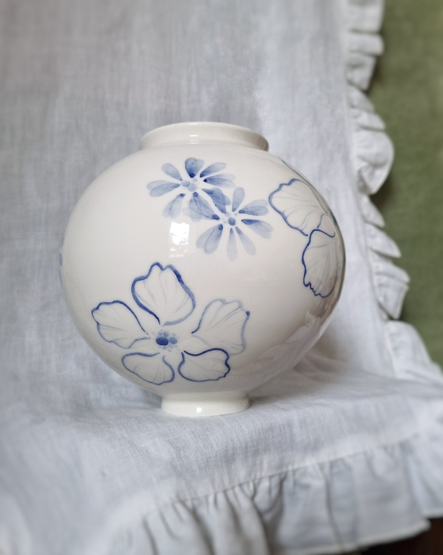 Grand vase en porcelaine avec fleurs bleues