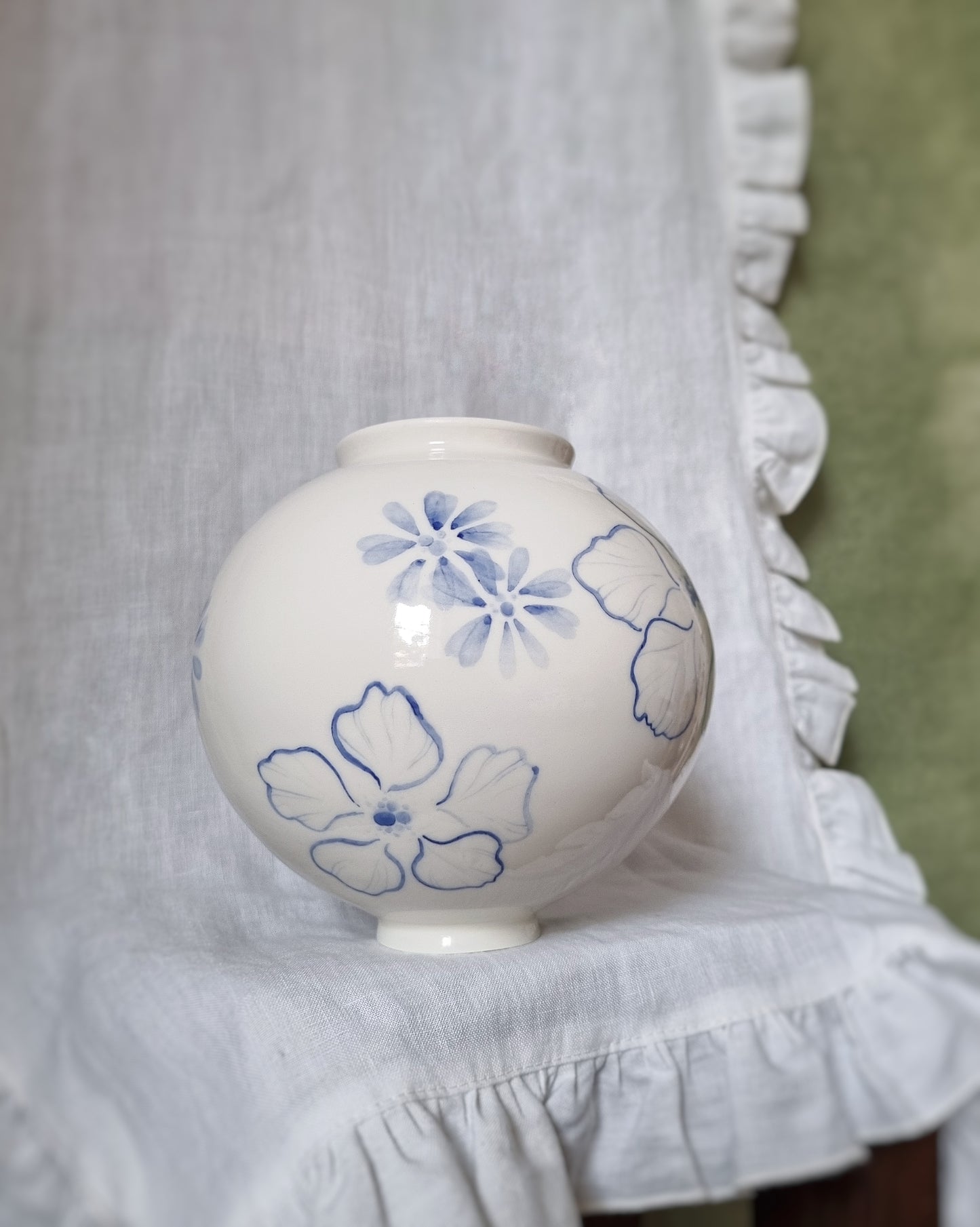 Grand vase en porcelaine avec fleurs bleues