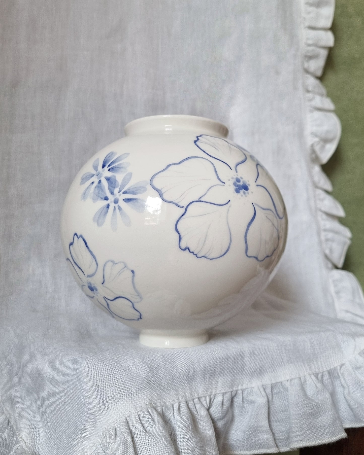 Grand vase en porcelaine avec fleurs bleues