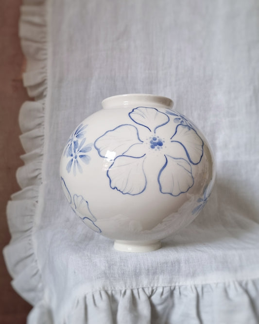 Grand vase en porcelaine avec fleurs bleues