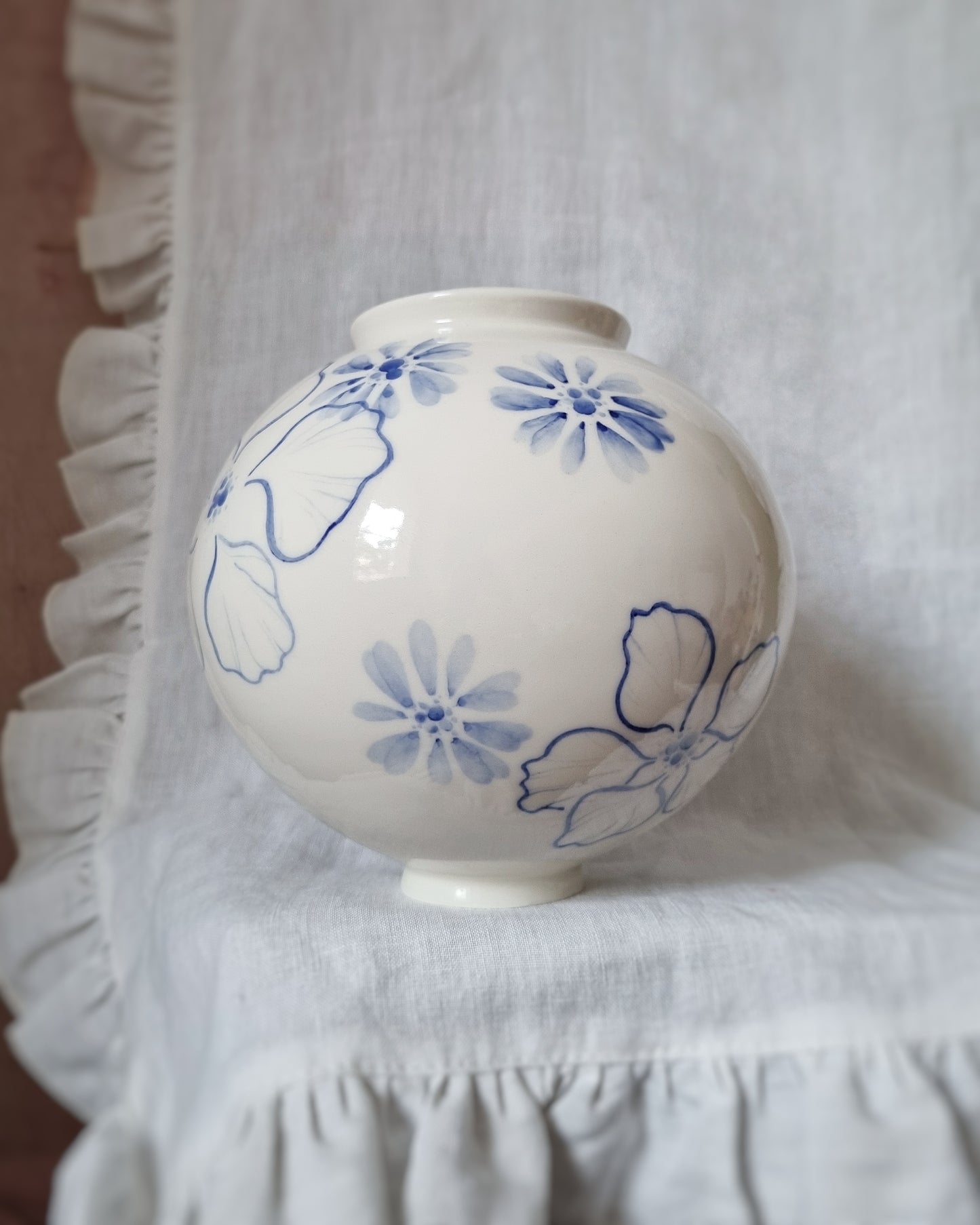 Grand vase en porcelaine avec fleurs bleues