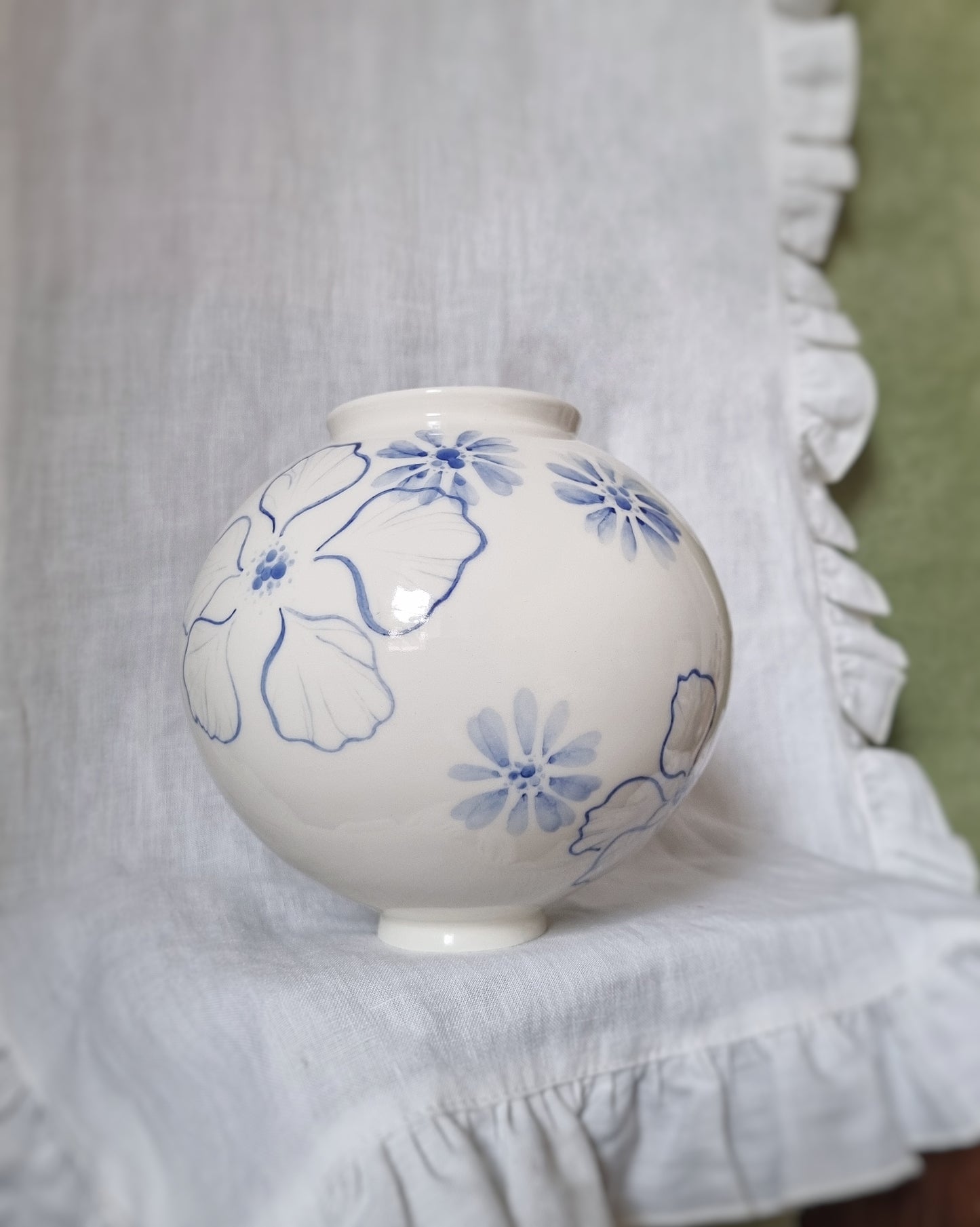 Grand vase en porcelaine avec fleurs bleues