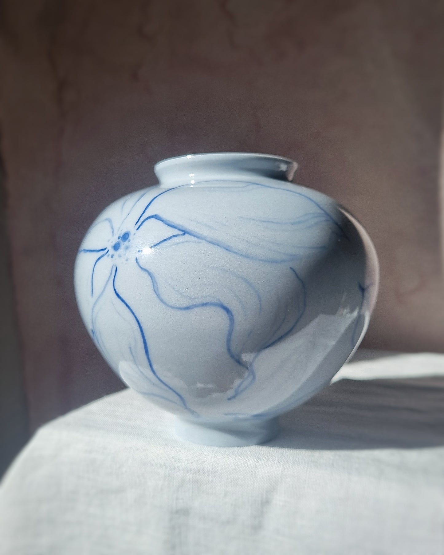 Vase porcelaine bleutée avec grandes fleurs bleues