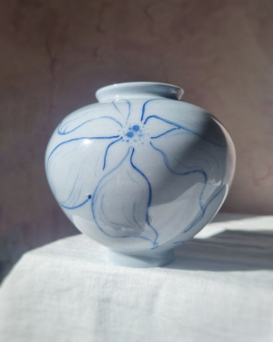 Vase porcelaine bleutée avec grandes fleurs bleues