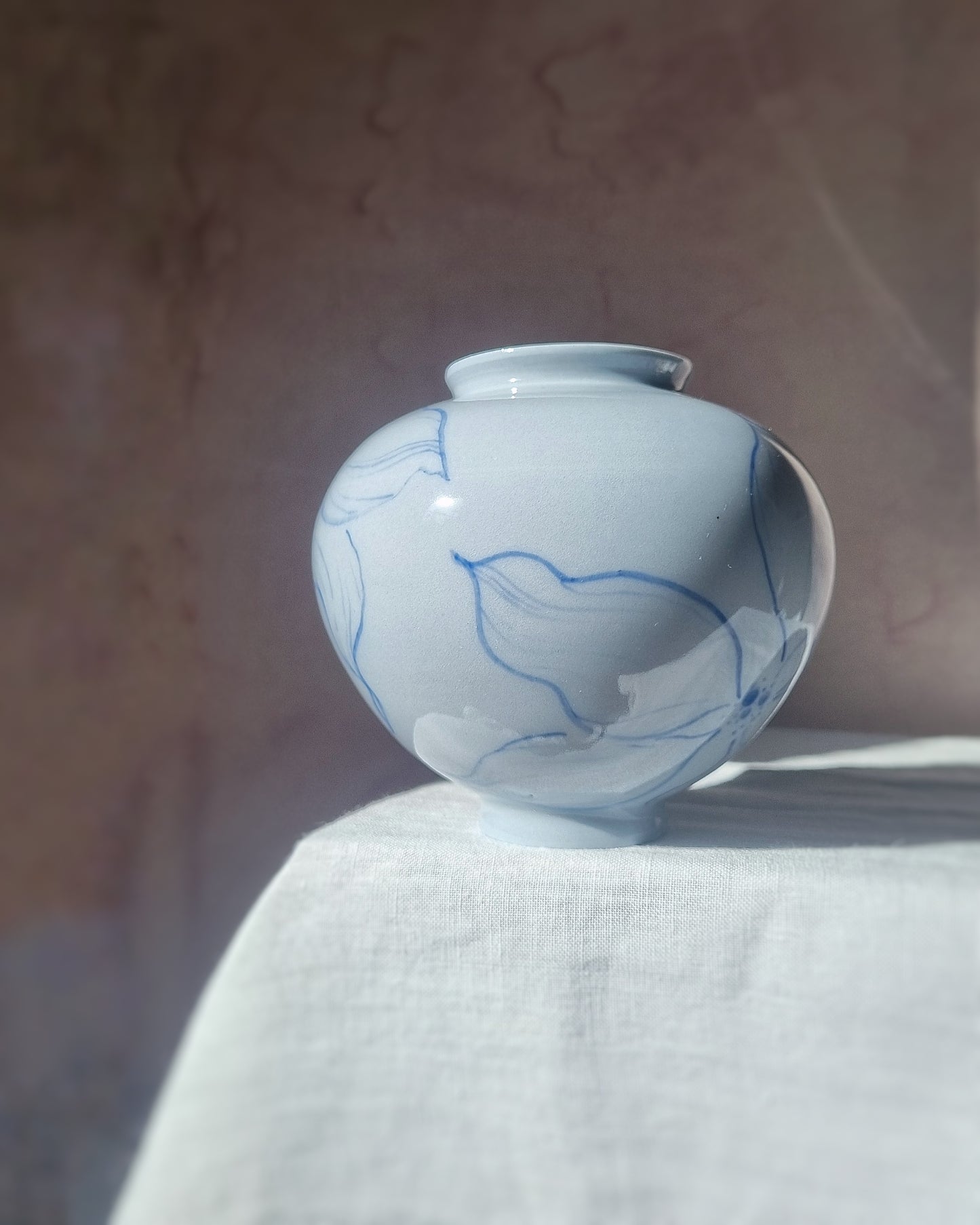 Vase porcelaine bleutée avec grandes fleurs bleues