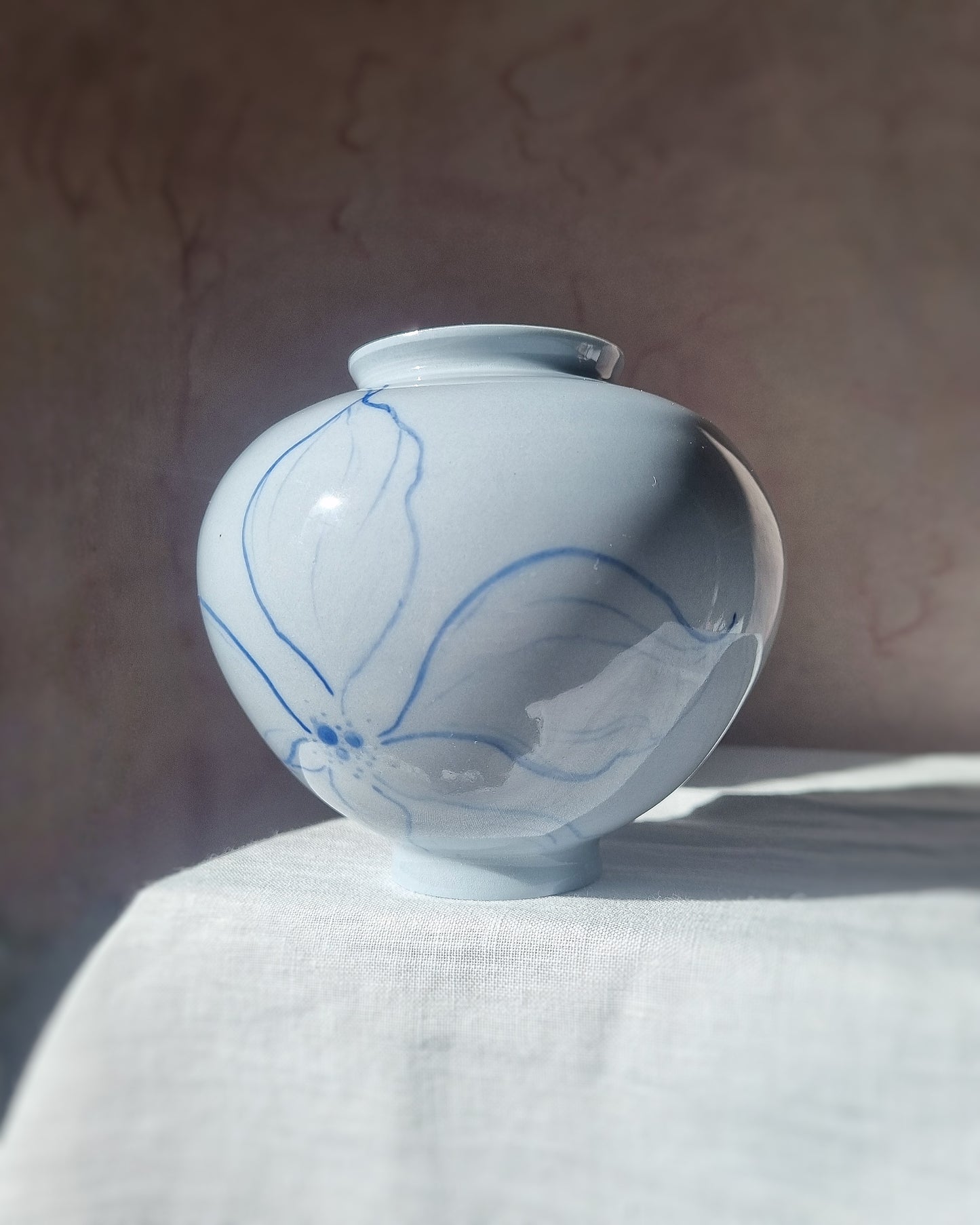 Vase porcelaine bleutée avec grandes fleurs bleues