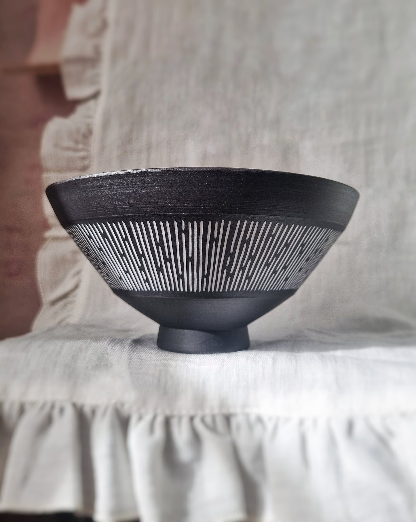Bol ramen/coupe en porcelaine noire à lignes