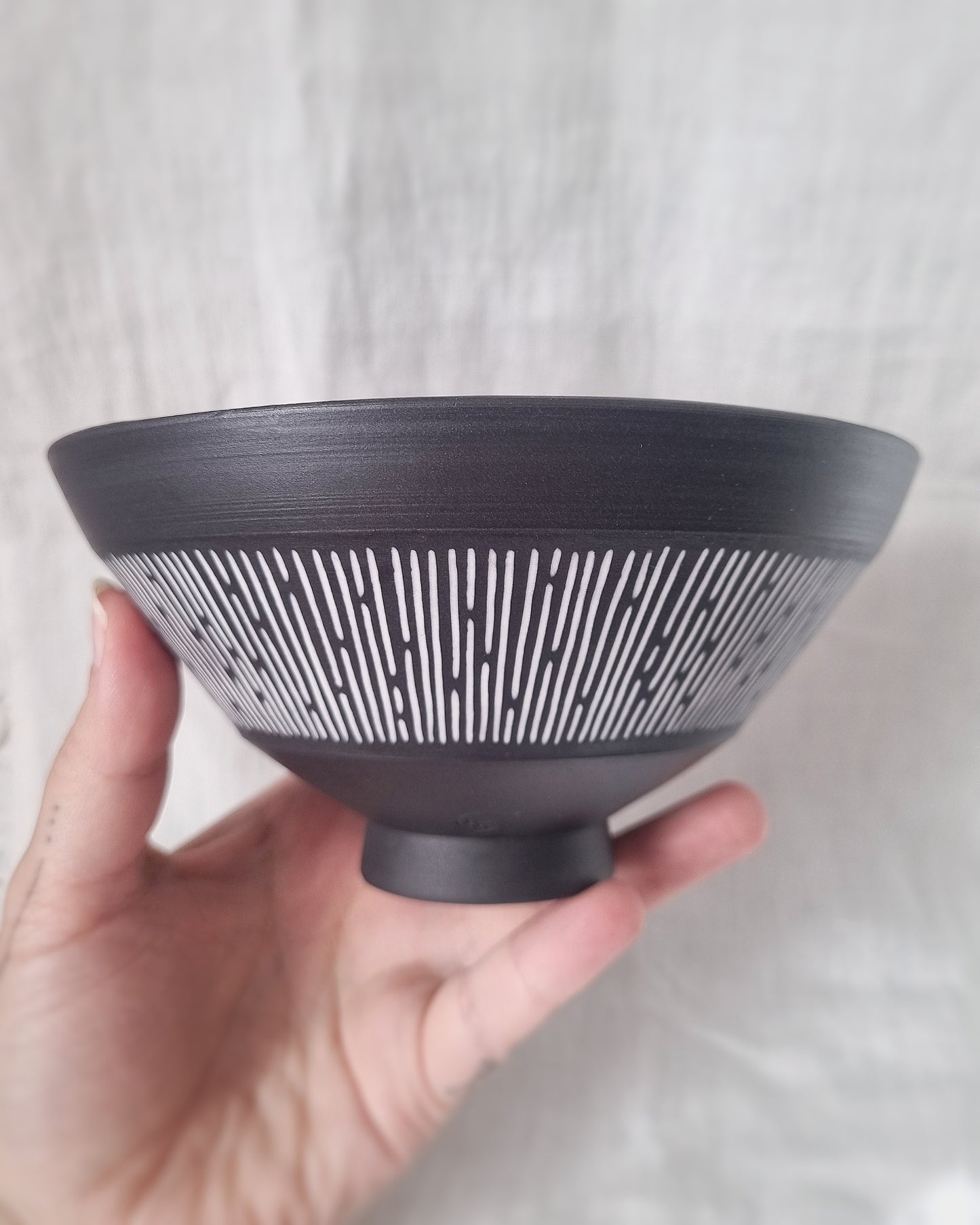Bol ramen/coupe en porcelaine noire à lignes