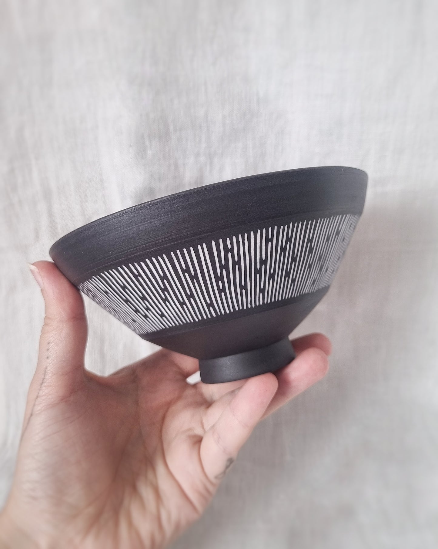 Bol ramen/coupe en porcelaine noire à lignes