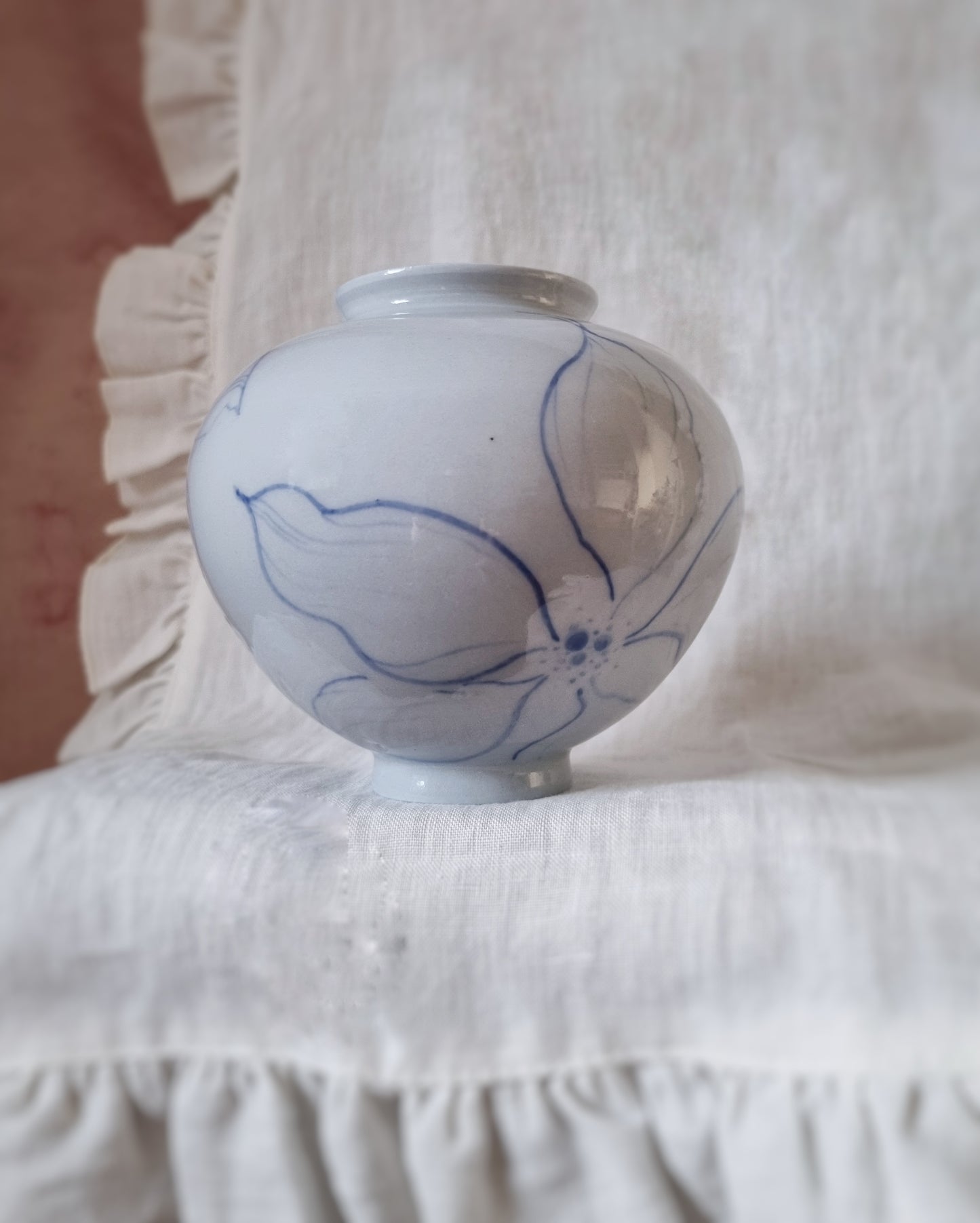 Vase porcelaine bleutée avec grandes fleurs bleues