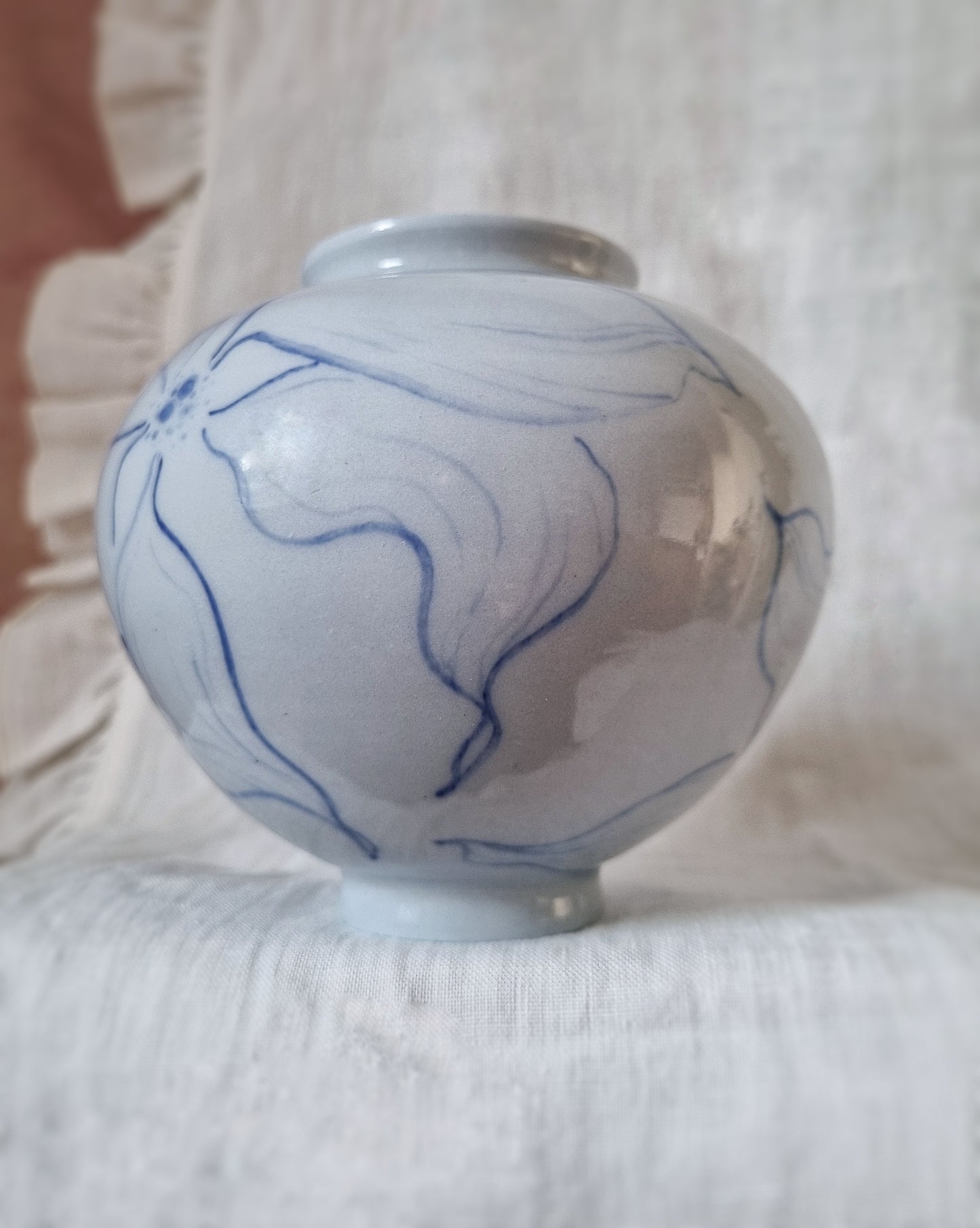 Vase porcelaine bleutée avec grandes fleurs bleues