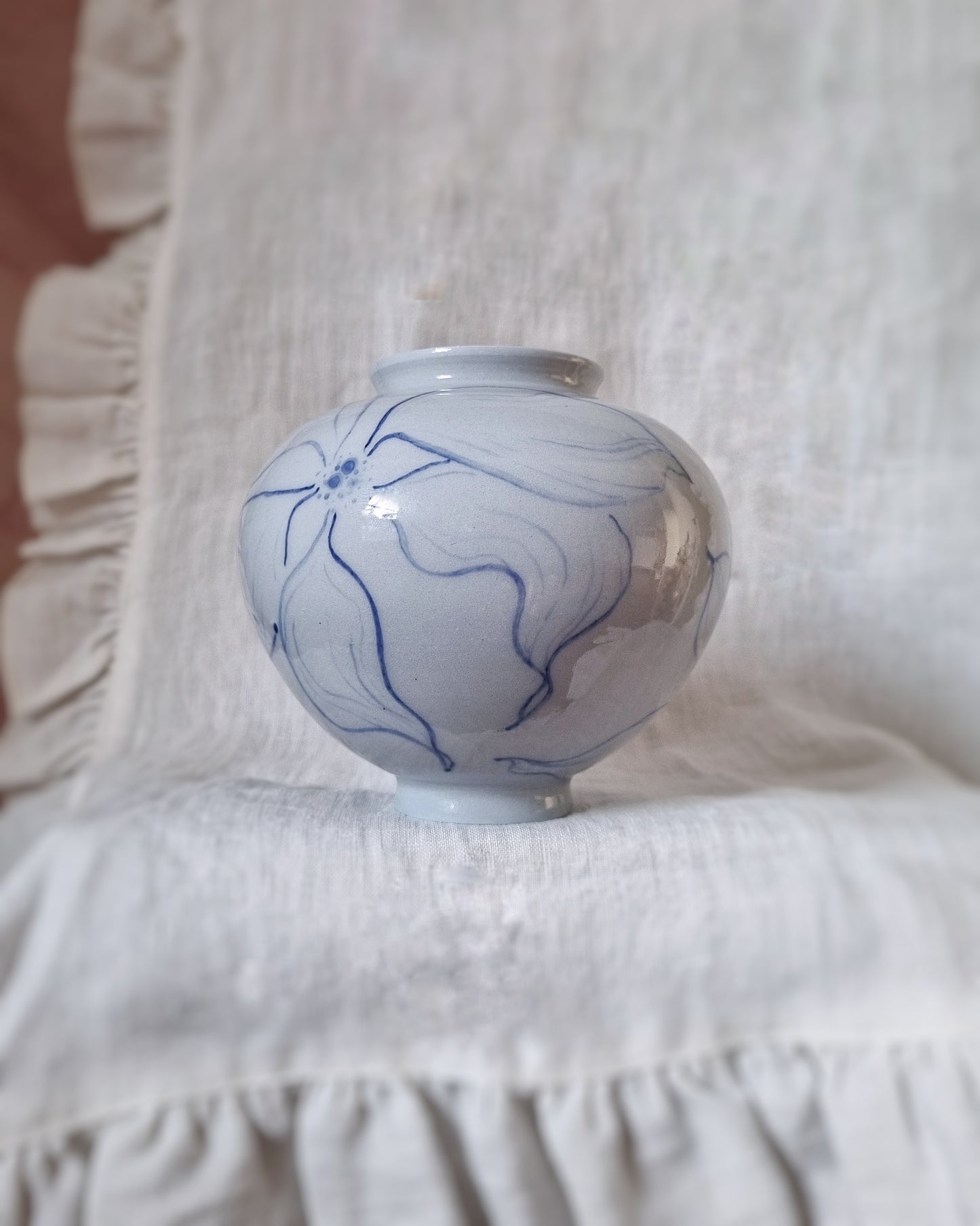 Vase porcelaine bleutée avec grandes fleurs bleues