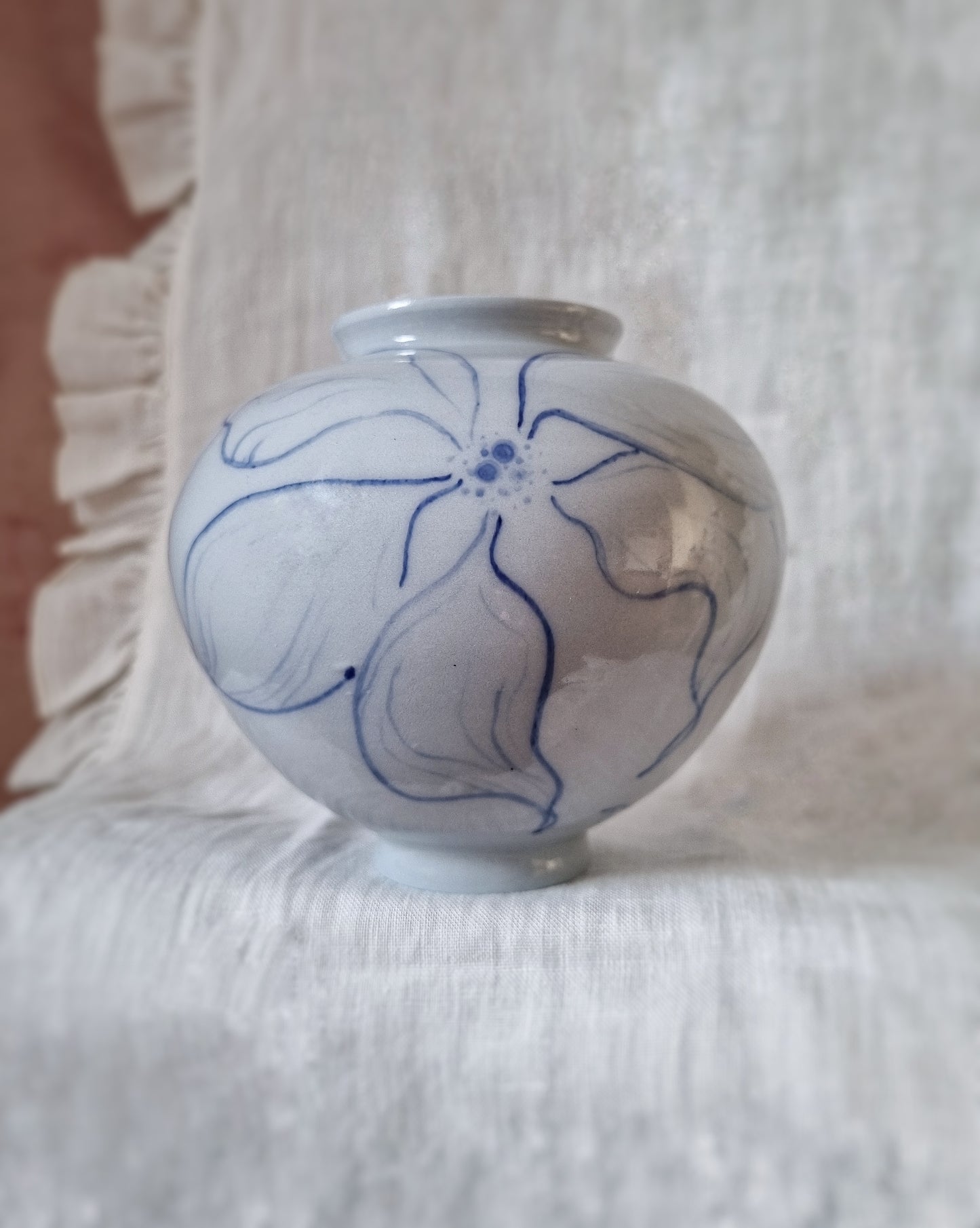 Vase porcelaine bleutée avec grandes fleurs bleues