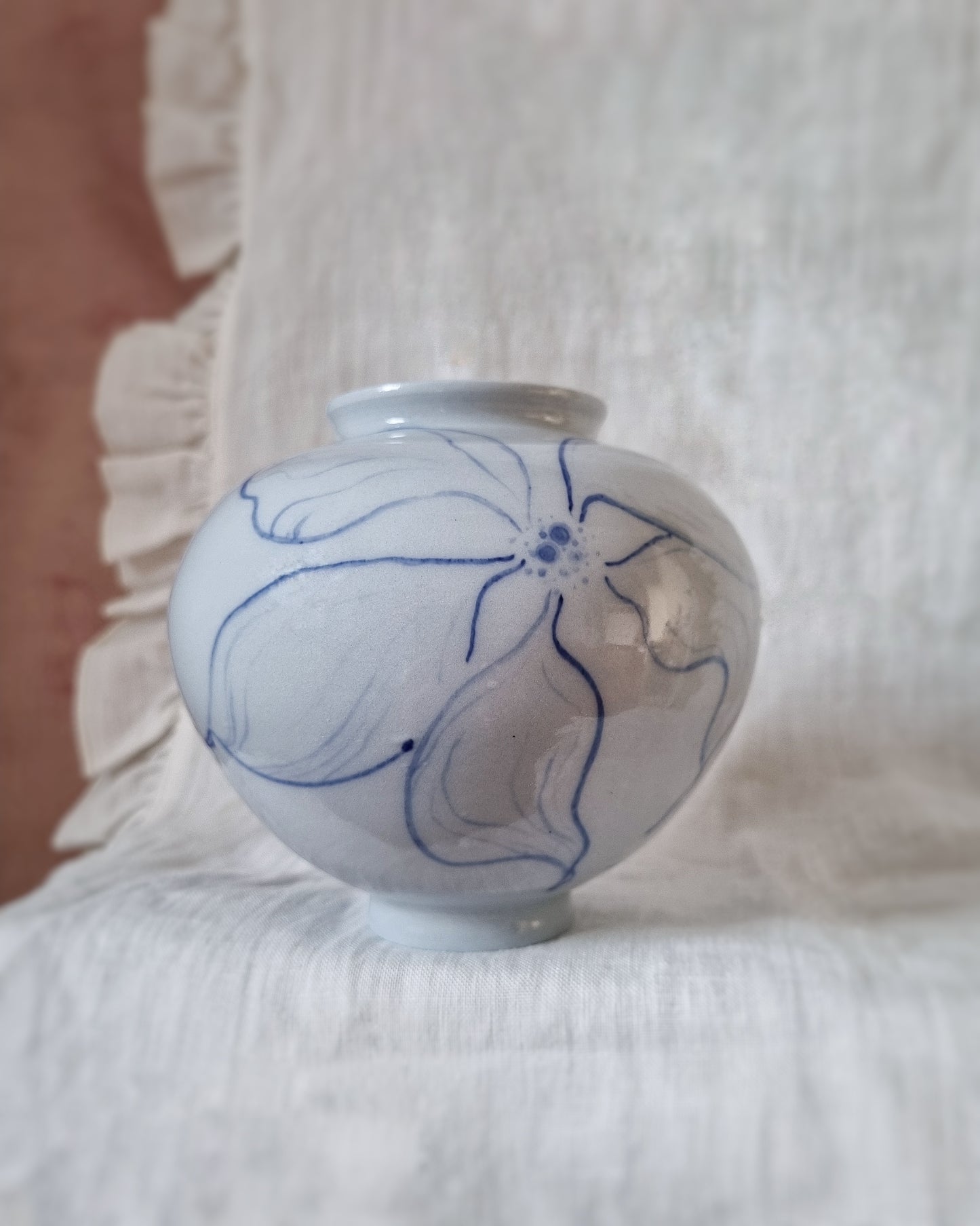 Vase porcelaine bleutée avec grandes fleurs bleues