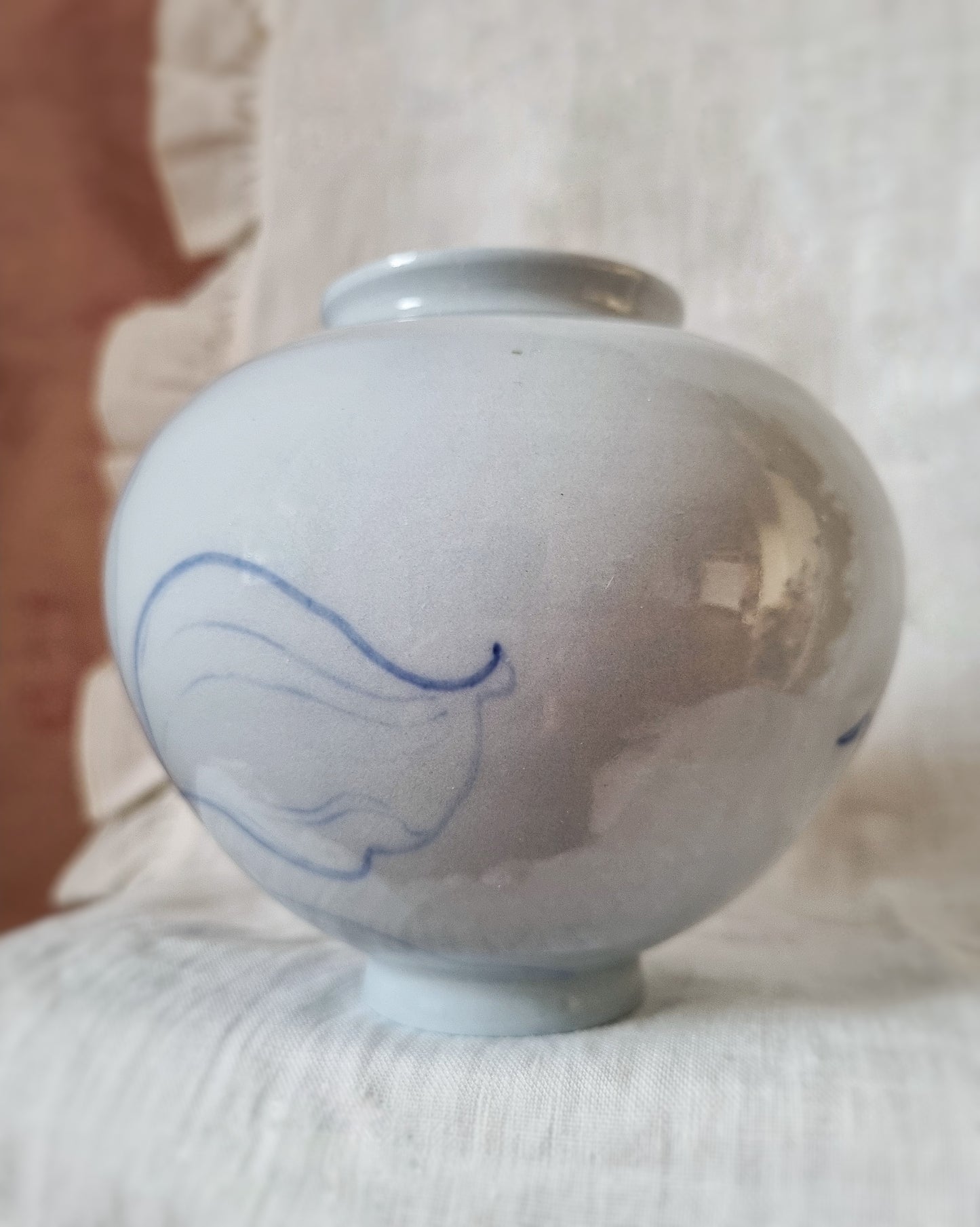 Vase porcelaine bleutée avec grandes fleurs bleues