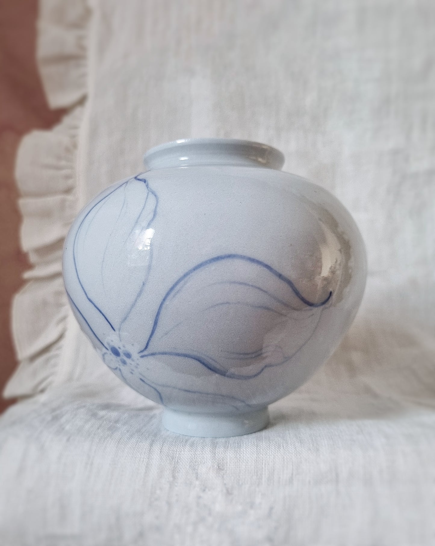 Vase porcelaine bleutée avec grandes fleurs bleues