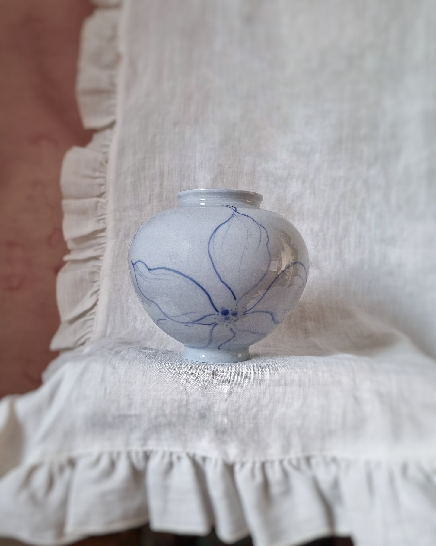 Vase porcelaine bleutée avec grandes fleurs bleues