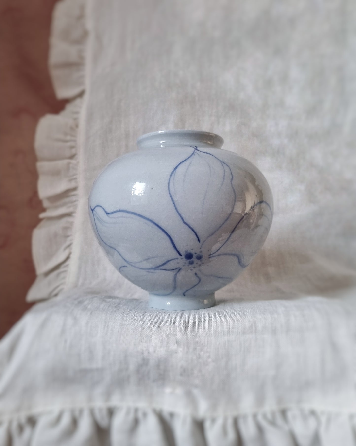 Vase porcelaine bleutée avec grandes fleurs bleues
