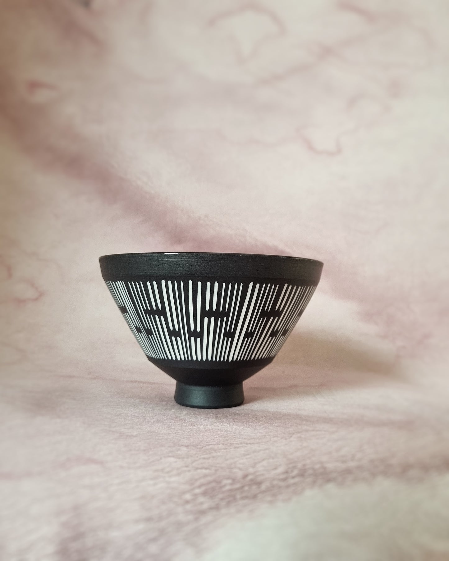 Bol en porcelaine noire avec jeu de lignes en porcelaine blanche — M