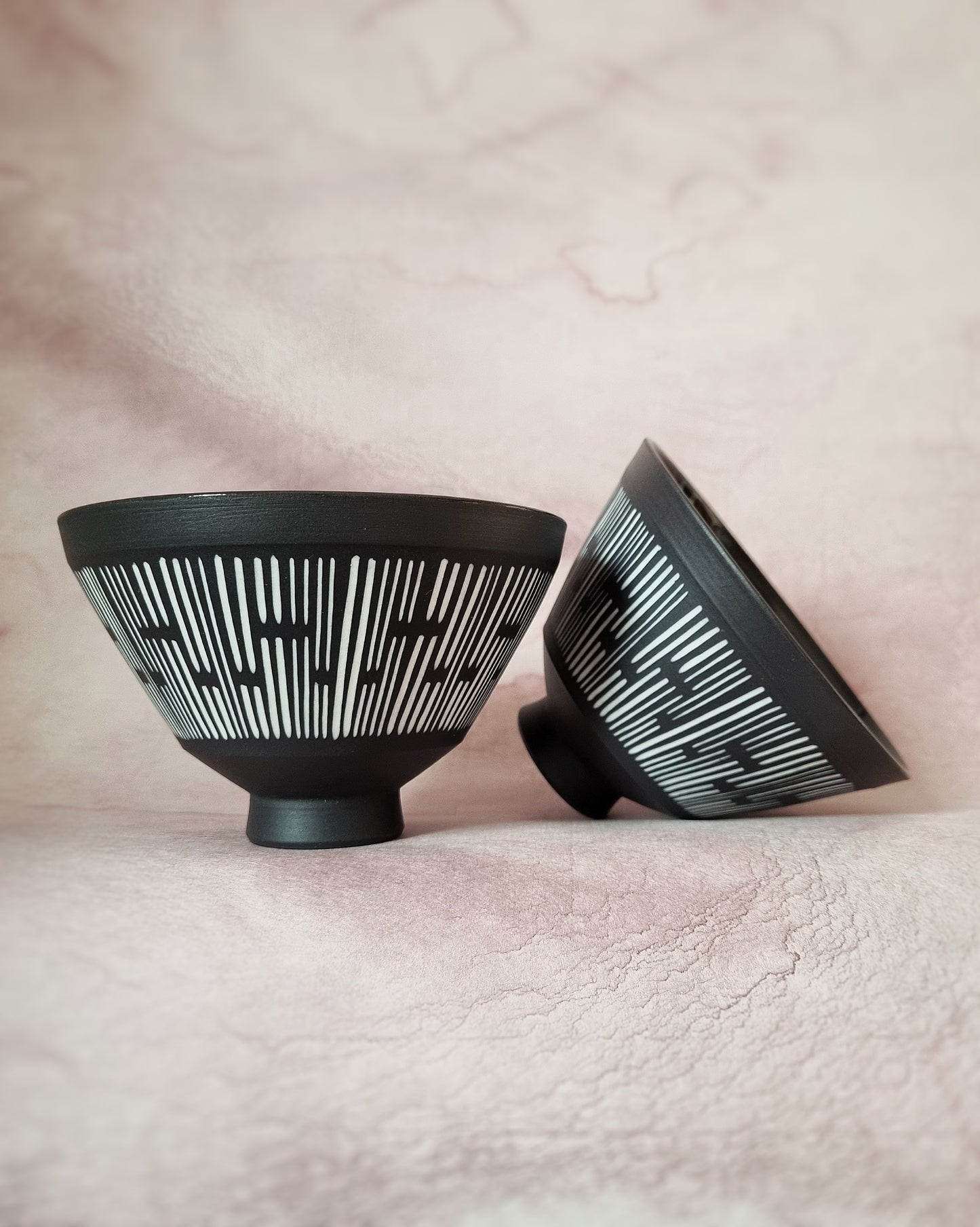 Bol en porcelaine noire avec jeu de lignes en porcelaine blanche — M