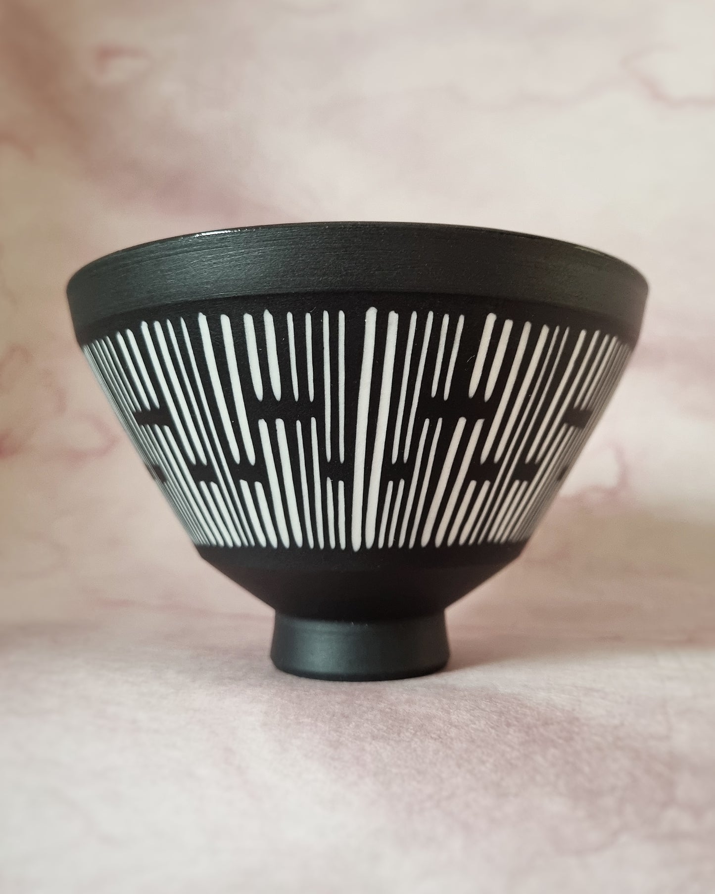 Bol en porcelaine noire avec jeu de lignes en porcelaine blanche — M