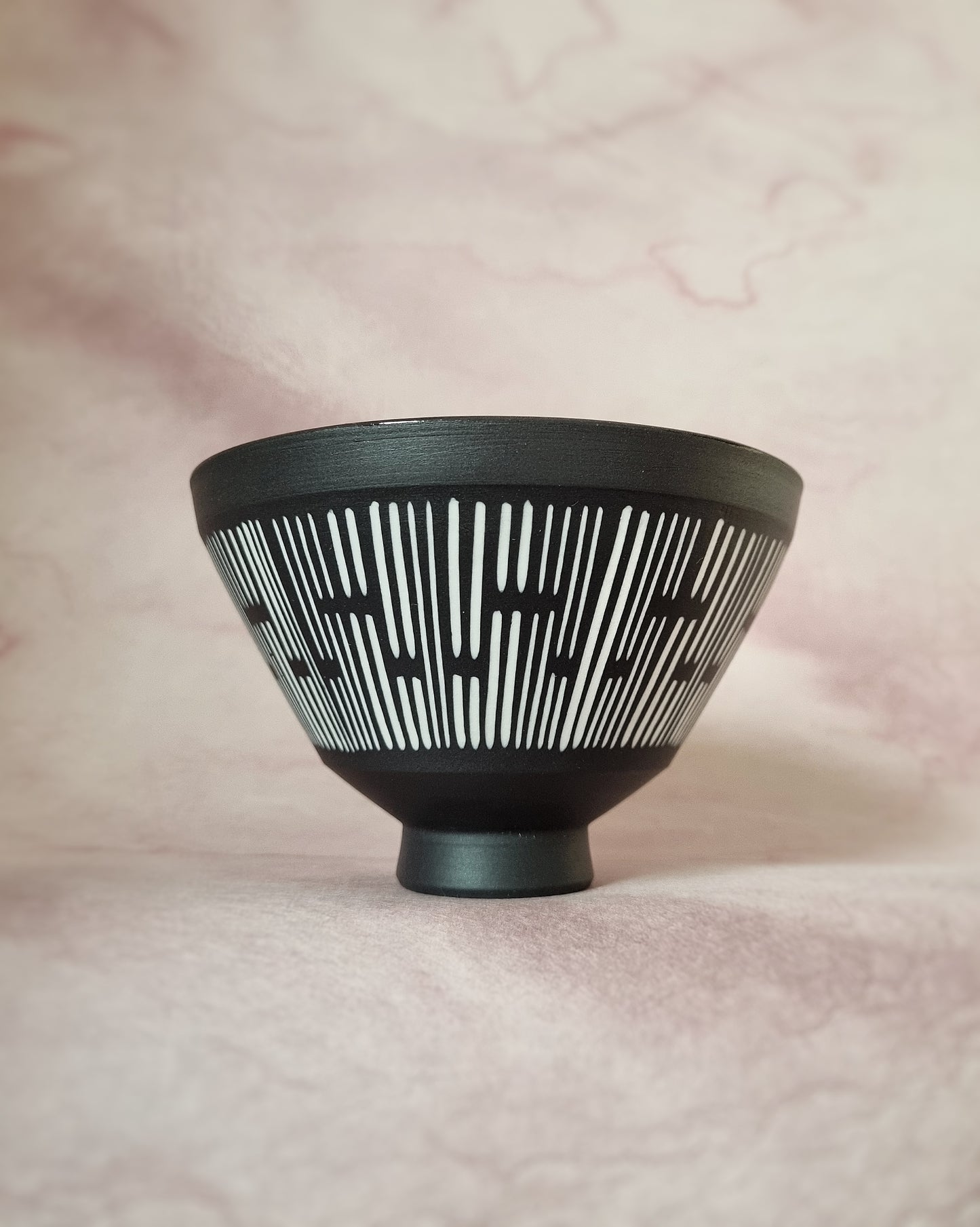 Bol en porcelaine noire avec jeu de lignes en porcelaine blanche — M