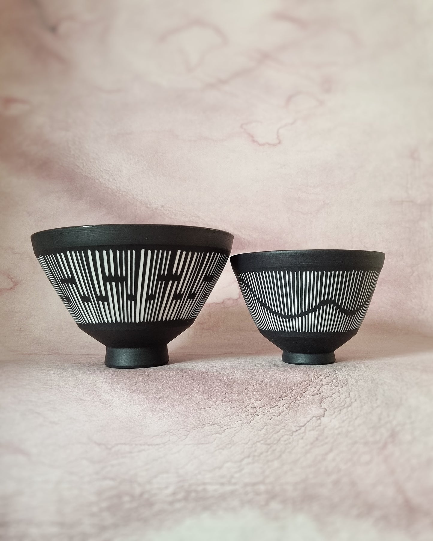 Bol en porcelaine noire avec jeu de lignes en porcelaine blanche — M