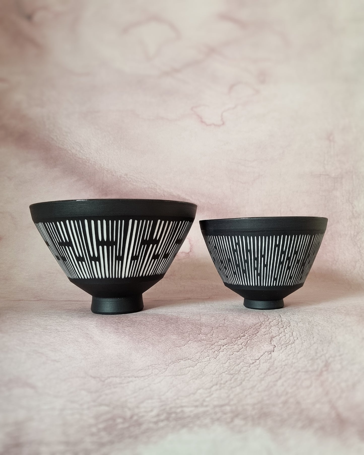 Bol en porcelaine noire avec jeu de lignes en porcelaine blanche — M