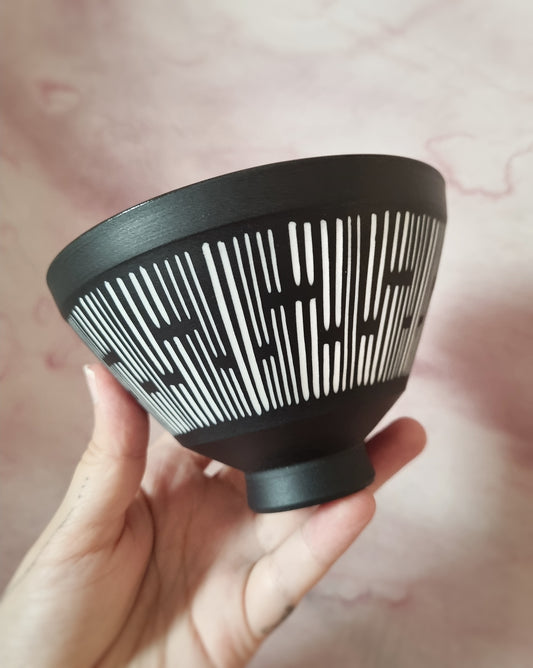 Bol en porcelaine noire avec jeu de lignes en porcelaine blanche — M