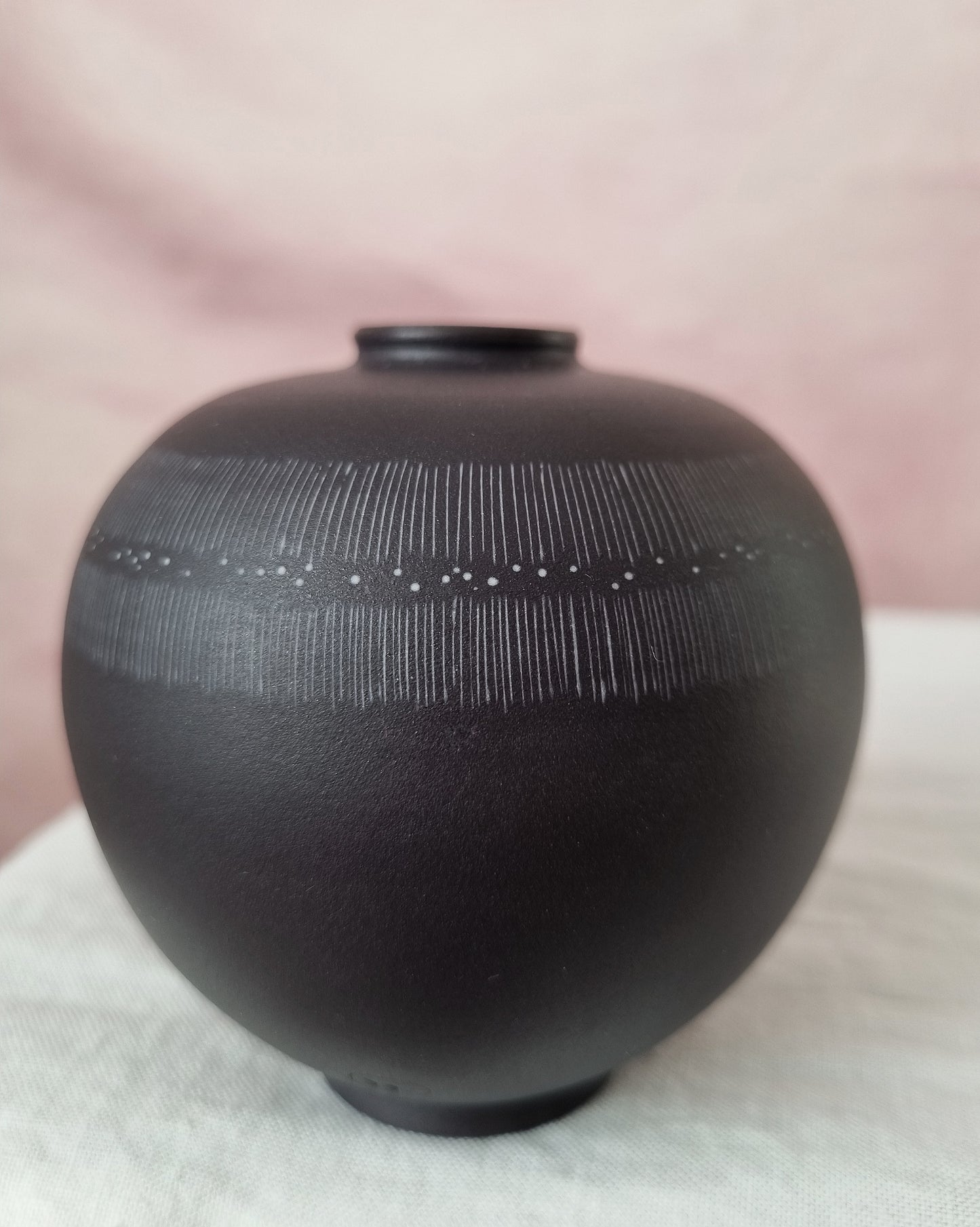 Petit vase sphérique en porcelaine noire — traits & points Sanggam