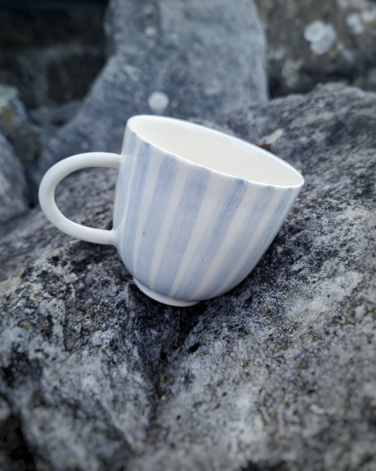 Tasse 180ml avec anse en porcelaine, avec lignes bleu cobalt
