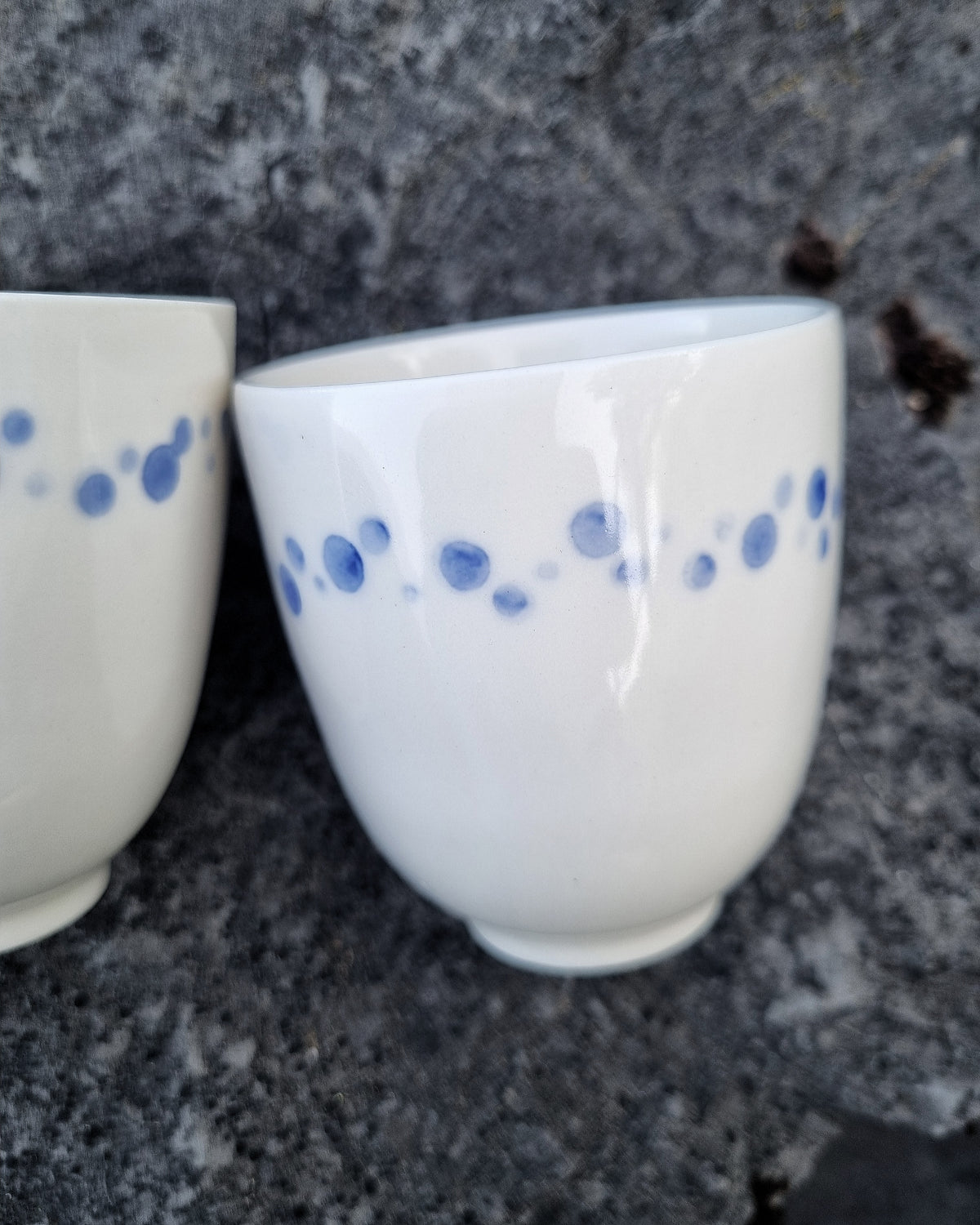 Tasse espresso 100ml, en porcelaine, à points bleu cobalt