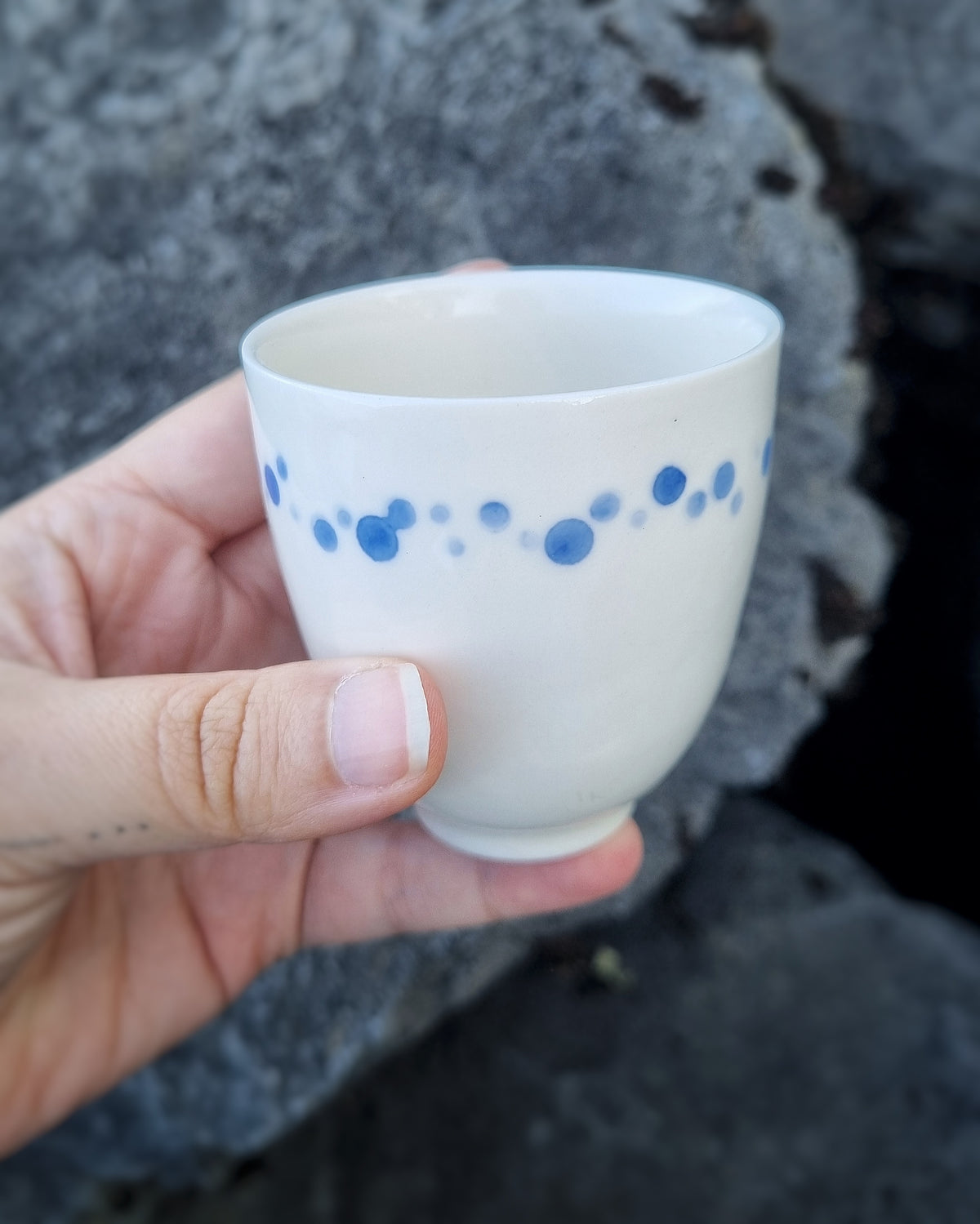 Tasse espresso 100ml, en porcelaine, à points bleu cobalt