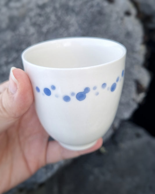 Tasse espresso 100ml, en porcelaine, à points bleu cobalt