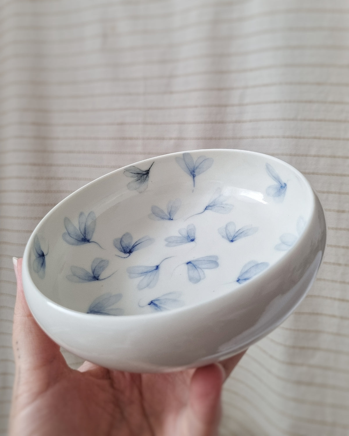 Bol plat en porcelaine avec feuilles au vent bleues