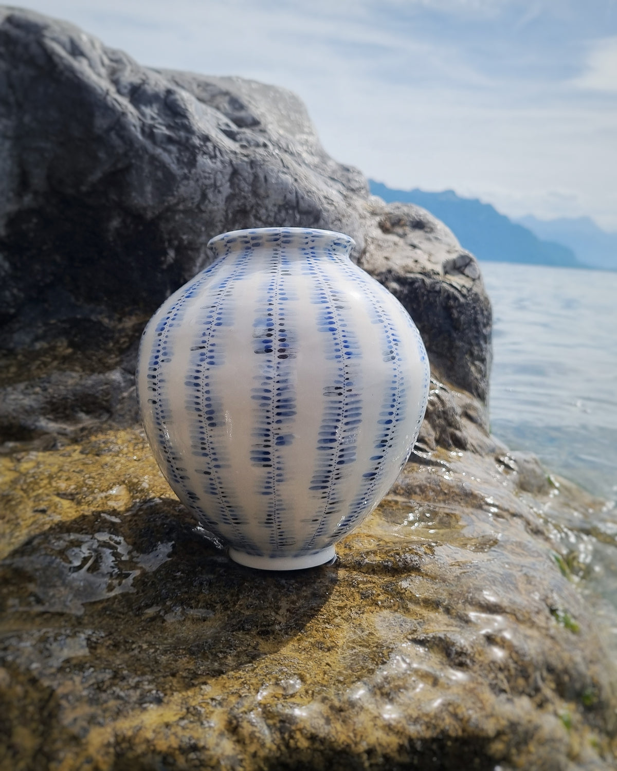Grand vase en porcelaine de Limoges, motifs bleus cobalt